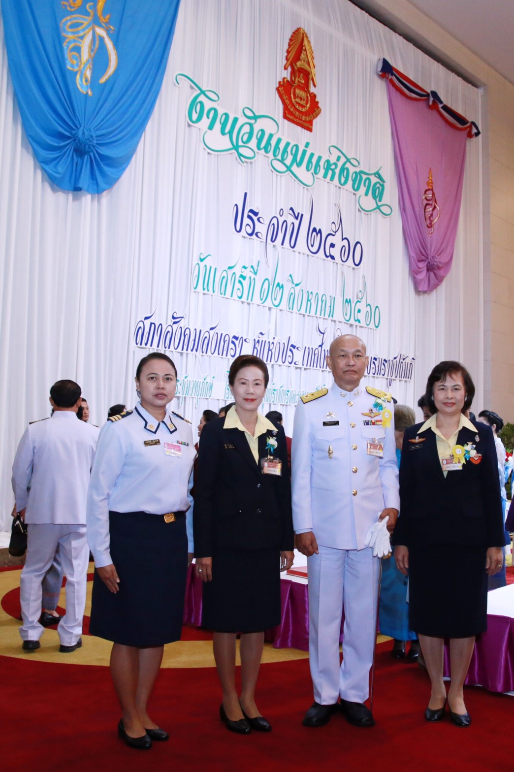 097 เมื่อวันที่ 12 สิงหาคม 2560 คุณรุ่งนภา กิจรัตนา เป็นผู้แทนนายกสมาคมภริยาฯ พร้อมด้วย คุณองค์อร แก้วล้วน กรรมการสมาคมภริยาฯ ร่วมรับเสด็จพระเจ้าวรวงศ์เธอ พระองค์เจ้าโสมสวลี พระวรราชาทินัดดามาตุ เสด็จแทนพระองค์ ทรงเปิดงานวันแม่แห่งชาติ ประจำปี 2560