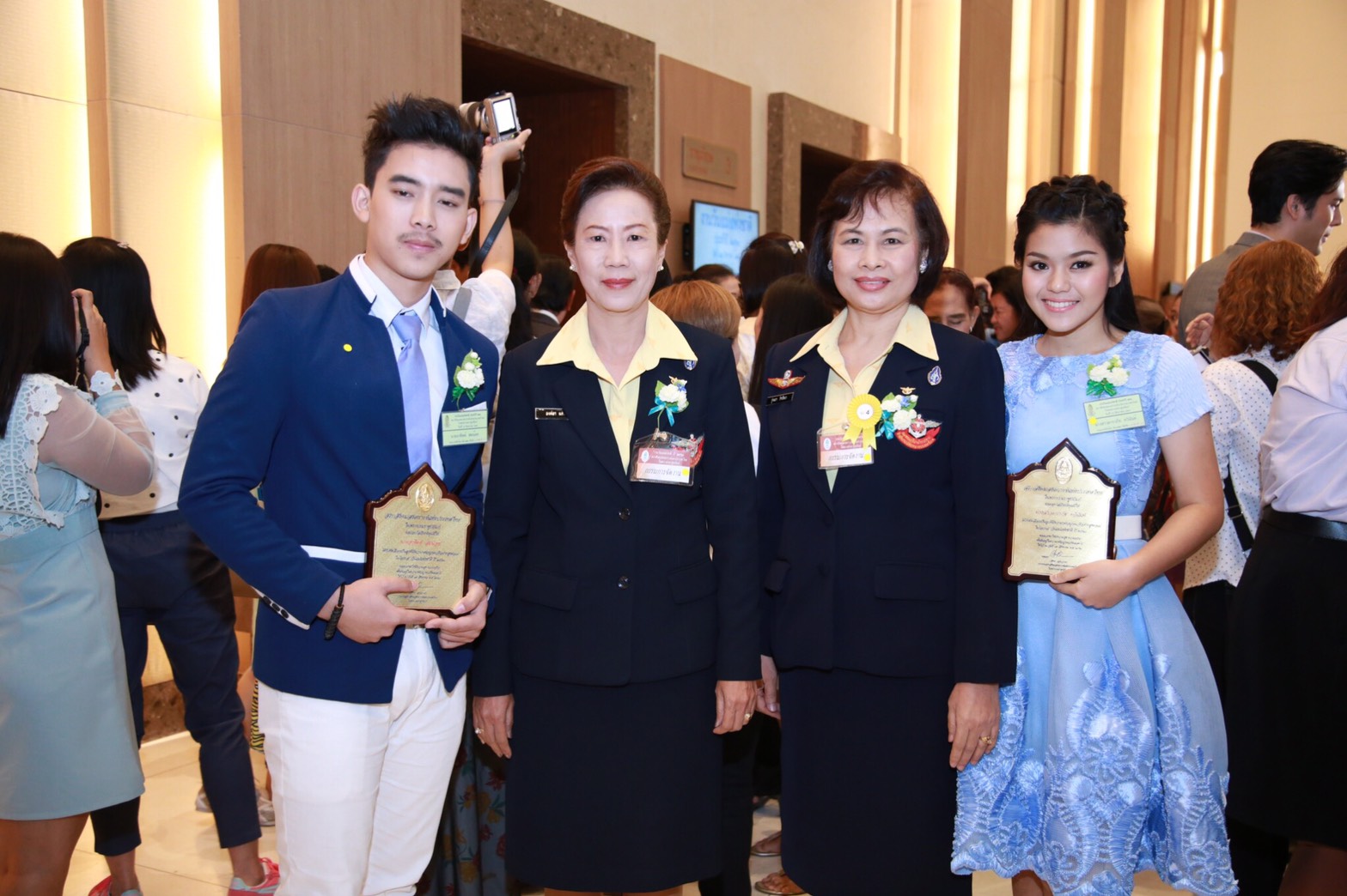 097 เมื่อวันที่ 12 สิงหาคม 2560 คุณรุ่งนภา กิจรัตนา เป็นผู้แทนนายกสมาคมภริยาฯ พร้อมด้วย คุณองค์อร แก้วล้วน กรรมการสมาคมภริยาฯ ร่วมรับเสด็จพระเจ้าวรวงศ์เธอ พระองค์เจ้าโสมสวลี พระวรราชาทินัดดามาตุ เสด็จแทนพระองค์ ทรงเปิดงานวันแม่แห่งชาติ ประจำปี 2560