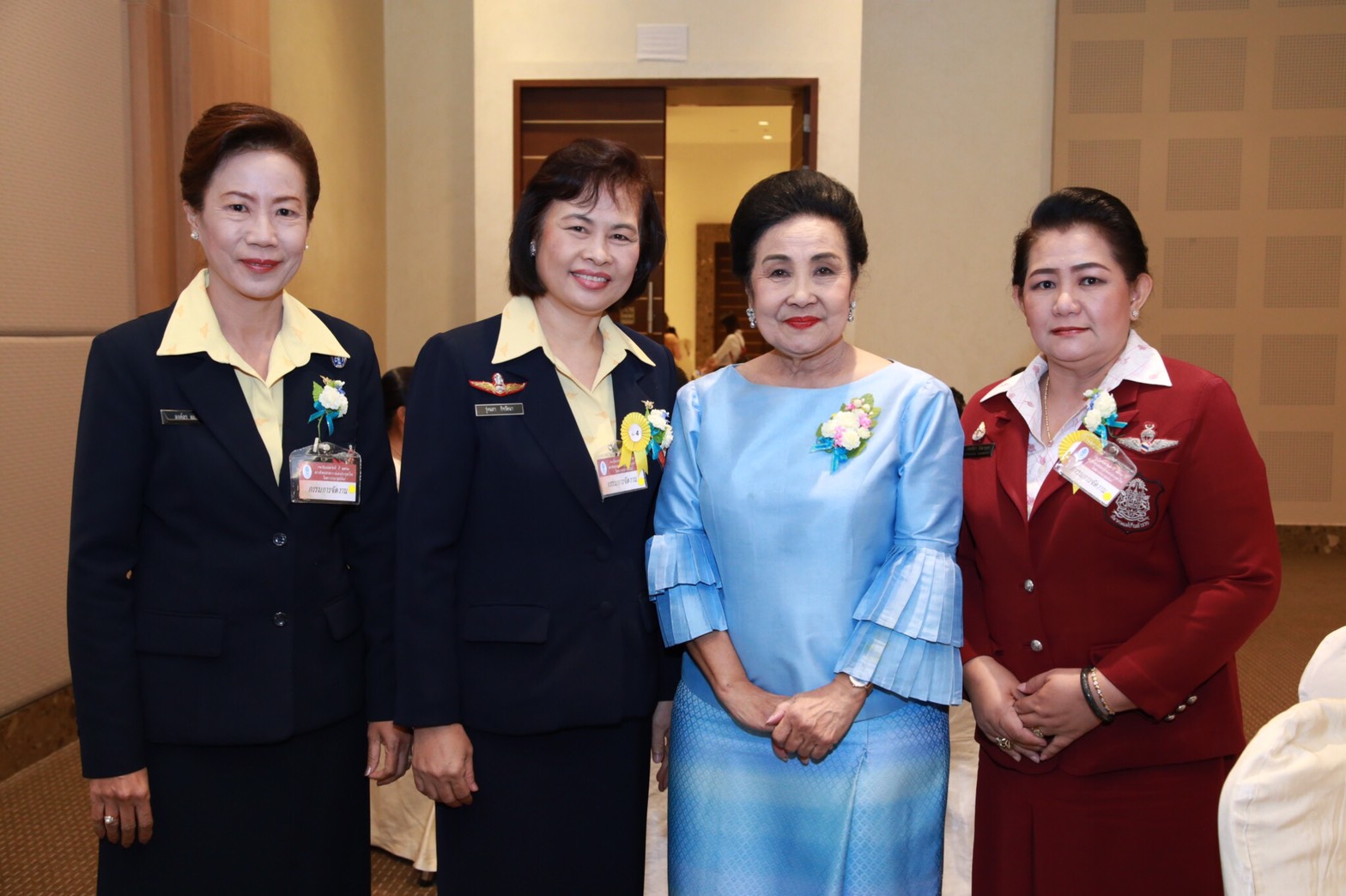 097 เมื่อวันที่ 12 สิงหาคม 2560 คุณรุ่งนภา กิจรัตนา เป็นผู้แทนนายกสมาคมภริยาฯ พร้อมด้วย คุณองค์อร แก้วล้วน กรรมการสมาคมภริยาฯ ร่วมรับเสด็จพระเจ้าวรวงศ์เธอ พระองค์เจ้าโสมสวลี พระวรราชาทินัดดามาตุ เสด็จแทนพระองค์ ทรงเปิดงานวันแม่แห่งชาติ ประจำปี 2560