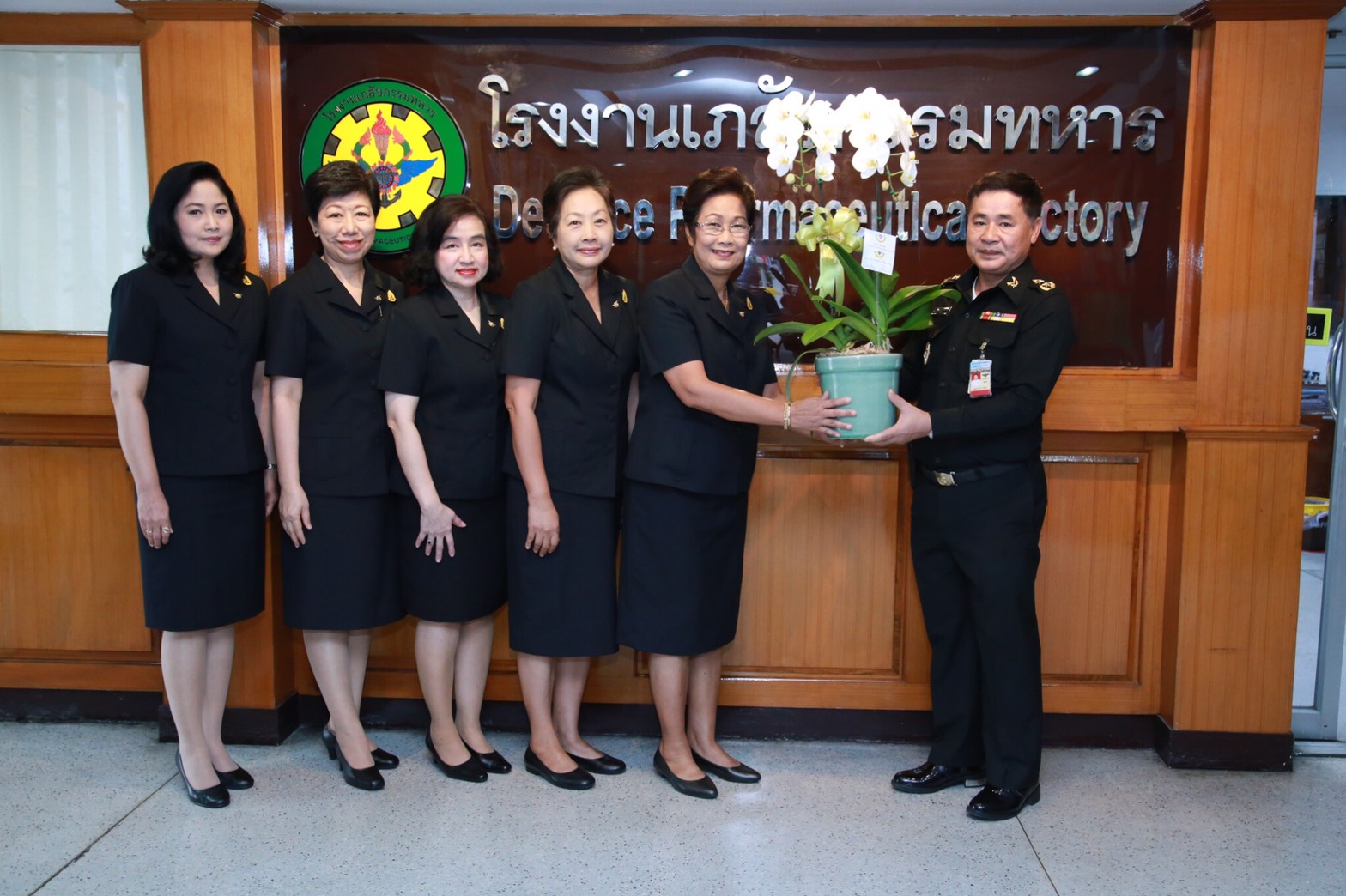098 เมื่อวันที่ 23 สิงหาคม 2560 คุณวิจิตรา เมนะรุจิ เป็นผู้แทนนายกสมาคมภริยาฯ พร้อมด้วยคณะกรรมการ...