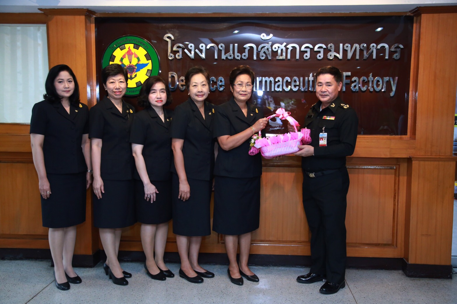098 เมื่อวันที่ 23 สิงหาคม 2560 คุณวิจิตรา เมนะรุจิ เป็นผู้แทนนายกสมาคมภริยาฯ พร้อมด้วยคณะกรรมการฯ ร่วมงานวันคล้ายวันสถาปนาโรงงานเภสัชกรรมทหาร ศูนย์การอุตสาหกรรมป้องกันประเทศและพลังงานทหาร ครบรอบปีที่ 54 ณ ห้องกระถินณรงค์ ตึกอำนวยการ โรงงานเภสัชกรรมทหารฯ แขวงพระโขนง เขตคลองเตย กรุงเทพฯ