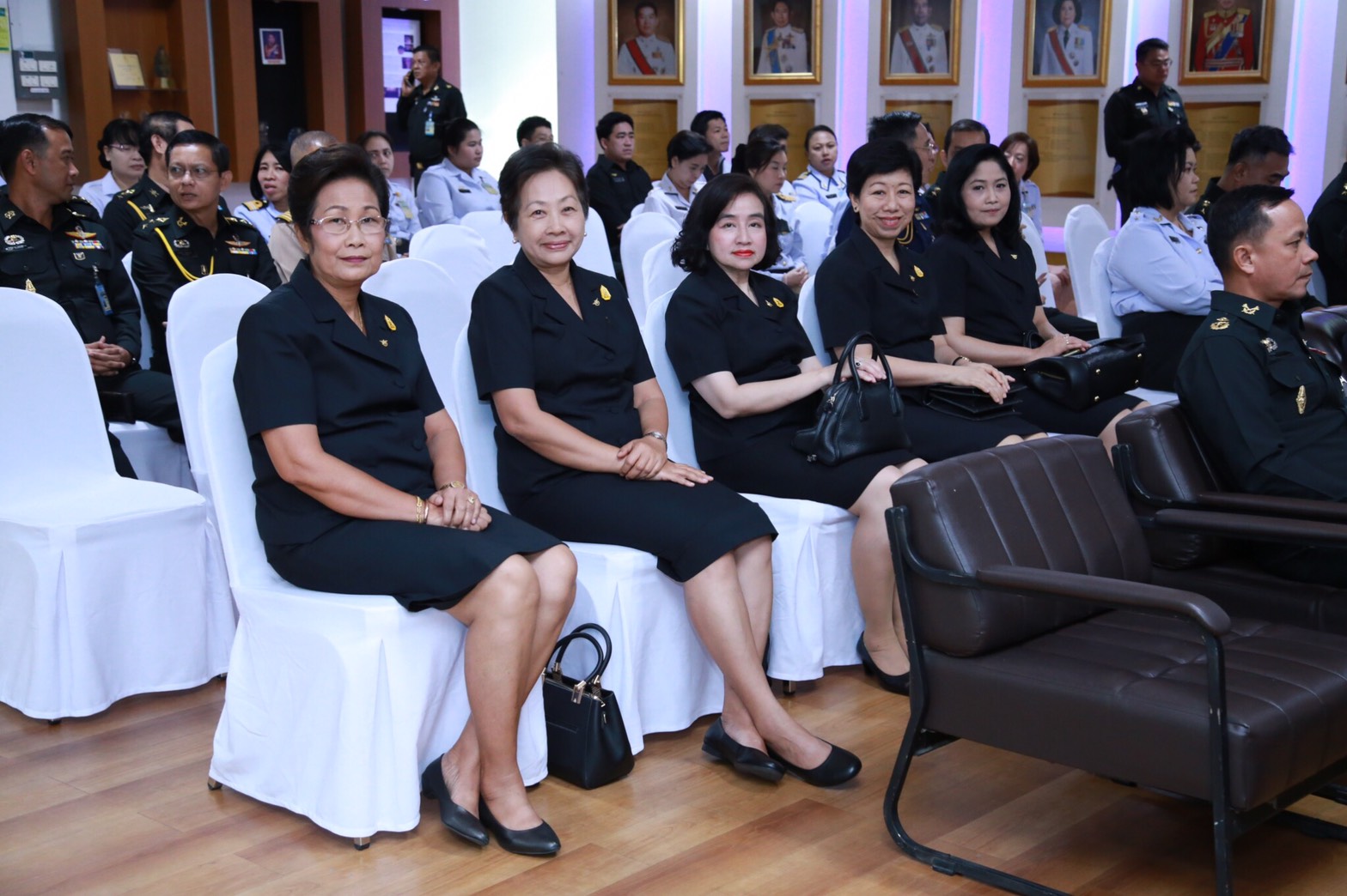 098 เมื่อวันที่ 23 สิงหาคม 2560 คุณวิจิตรา เมนะรุจิ เป็นผู้แทนนายกสมาคมภริยาฯ พร้อมด้วยคณะกรรมการฯ ร่วมงานวันคล้ายวันสถาปนาโรงงานเภสัชกรรมทหาร ศูนย์การอุตสาหกรรมป้องกันประเทศและพลังงานทหาร ครบรอบปีที่ 54 ณ ห้องกระถินณรงค์ ตึกอำนวยการ โรงงานเภสัชกรรมทหารฯ แขวงพระโขนง เขตคลองเตย กรุงเทพฯ