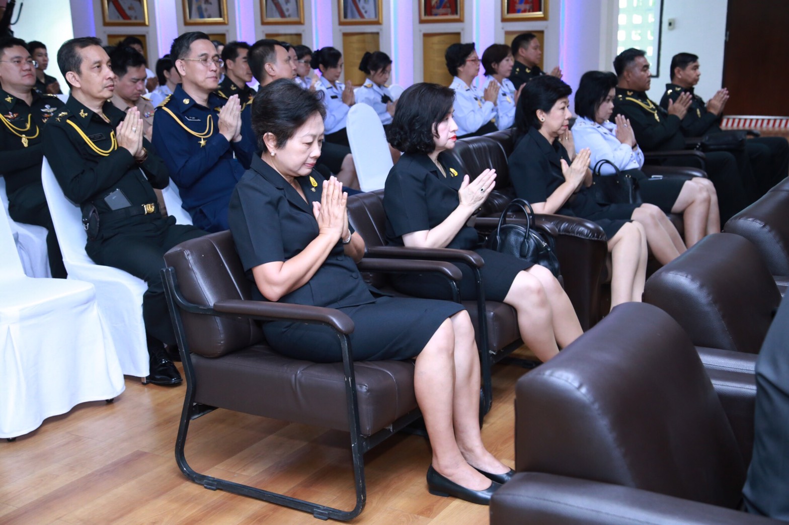 098 เมื่อวันที่ 23 สิงหาคม 2560 คุณวิจิตรา เมนะรุจิ เป็นผู้แทนนายกสมาคมภริยาฯ พร้อมด้วยคณะกรรมการฯ ร่วมงานวันคล้ายวันสถาปนาโรงงานเภสัชกรรมทหาร ศูนย์การอุตสาหกรรมป้องกันประเทศและพลังงานทหาร ครบรอบปีที่ 54 ณ ห้องกระถินณรงค์ ตึกอำนวยการ โรงงานเภสัชกรรมทหารฯ แขวงพระโขนง เขตคลองเตย กรุงเทพฯ