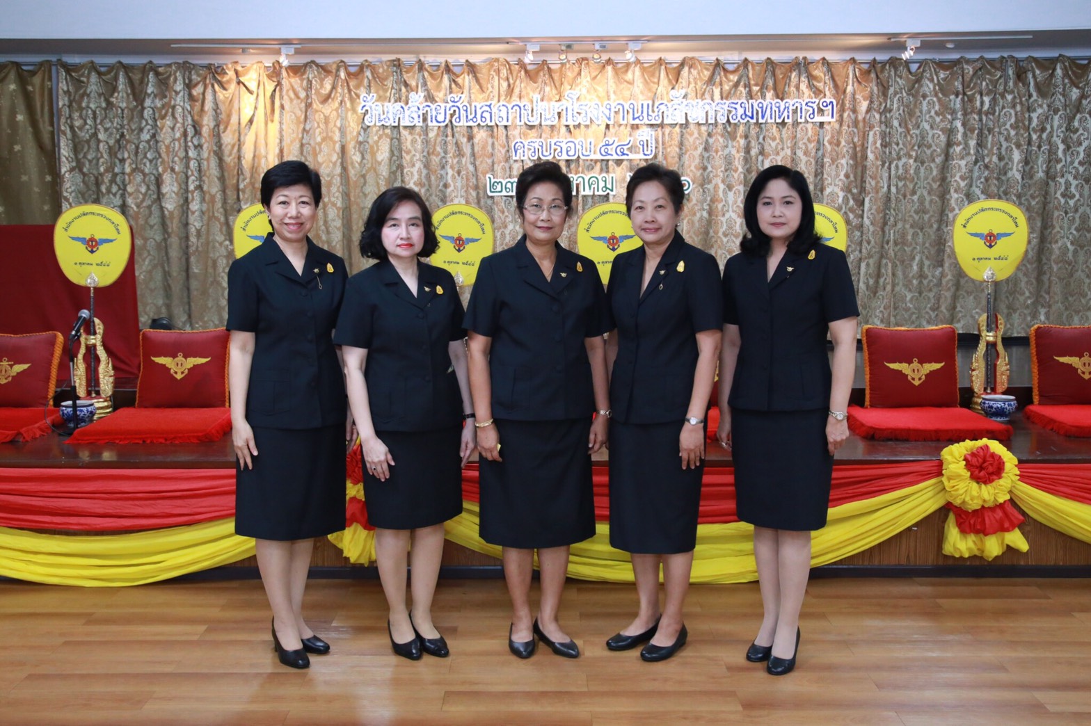 098 เมื่อวันที่ 23 สิงหาคม 2560 คุณวิจิตรา เมนะรุจิ เป็นผู้แทนนายกสมาคมภริยาฯ พร้อมด้วยคณะกรรมการฯ ร่วมงานวันคล้ายวันสถาปนาโรงงานเภสัชกรรมทหาร ศูนย์การอุตสาหกรรมป้องกันประเทศและพลังงานทหาร ครบรอบปีที่ 54 ณ ห้องกระถินณรงค์ ตึกอำนวยการ โรงงานเภสัชกรรมทหารฯ แขวงพระโขนง เขตคลองเตย กรุงเทพฯ