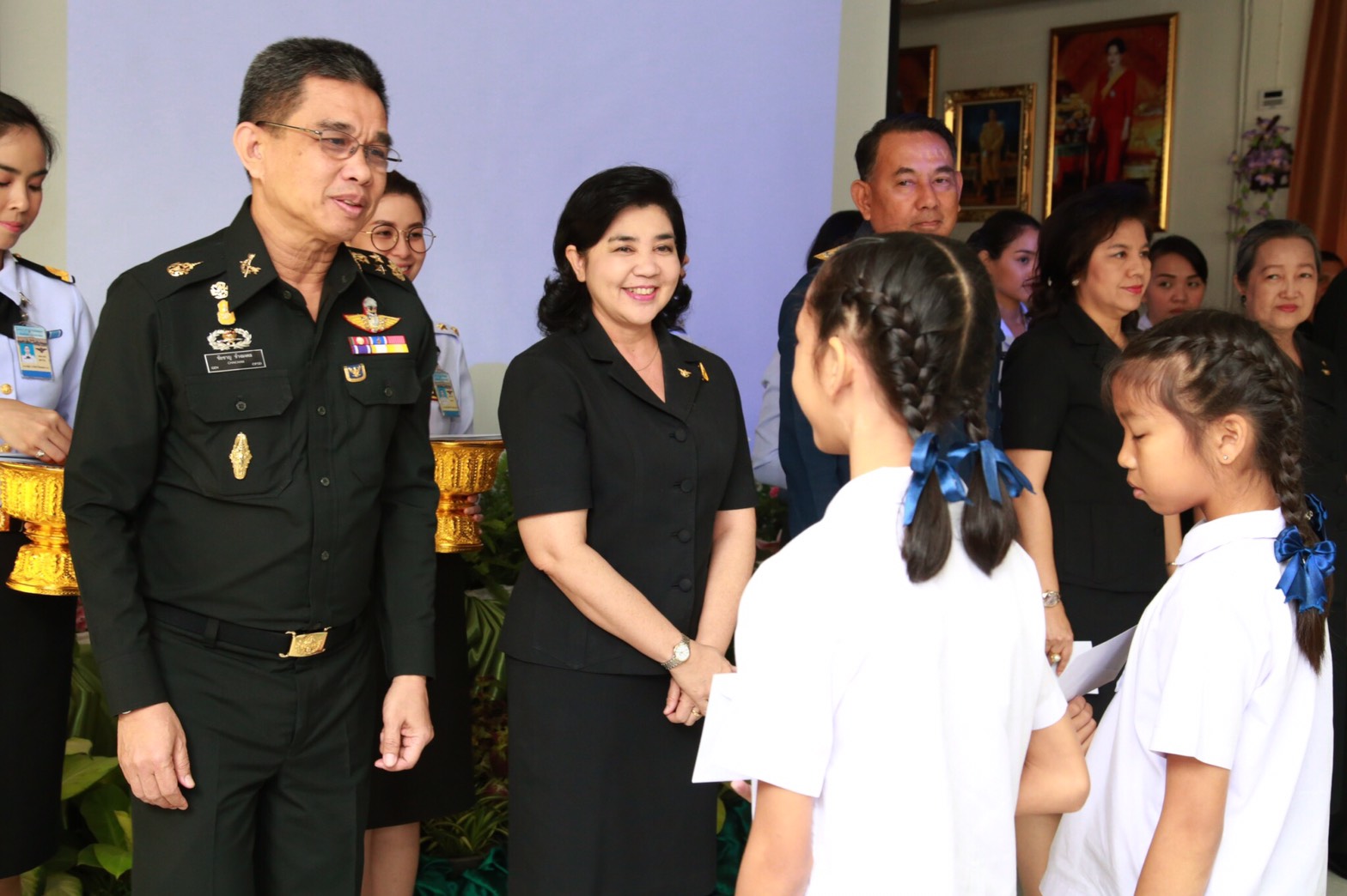 099 เมื่อวันที่ 7 กันยายน 2560 นายกสมาคมภริยาฯ พร้อมด้วยคณะกรรมการฯ ร่วมพิธีมอบเกียรติบัตร และทุนการศึกษานักเรียน พร้อมกันนี้สมาคมภริยาฯ ได้มอบเงินสนับสนุนเพื่อจัดหาอุปกรณ์กีฬา จำนวน 30,000 บาท ให้แก่โรงเรียนกลาโหมอุทิศ ณ ห้องประชุมโรงเรียนกลาโหมอุทิศ จ.นนทบุรี