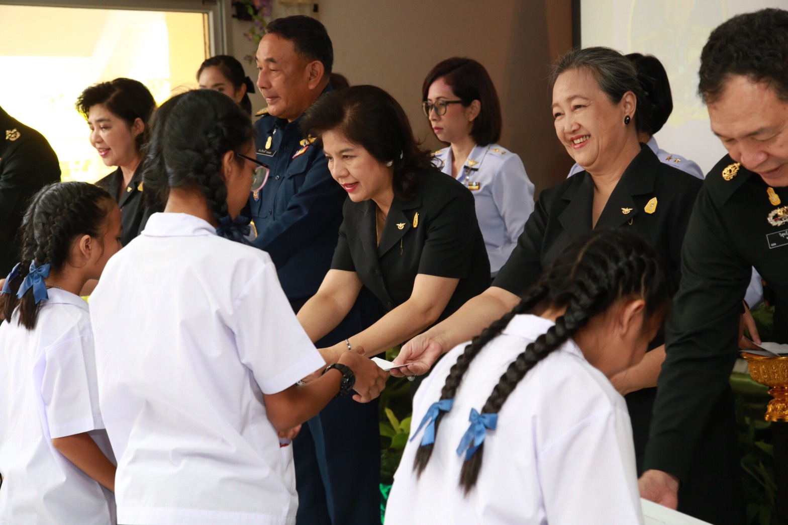 099 เมื่อวันที่ 7 กันยายน 2560 นายกสมาคมภริยาฯ พร้อมด้วยคณะกรรมการฯ ร่วมพิธีมอบเกียรติบัตร และทุนการศึกษานักเรียน พร้อมกันนี้สมาคมภริยาฯ ได้มอบเงินสนับสนุนเพื่อจัดหาอุปกรณ์กีฬา จำนวน 30,000 บาท ให้แก่โรงเรียนกลาโหมอุทิศ ณ ห้องประชุมโรงเรียนกลาโหมอุทิศ จ.นนทบุรี
