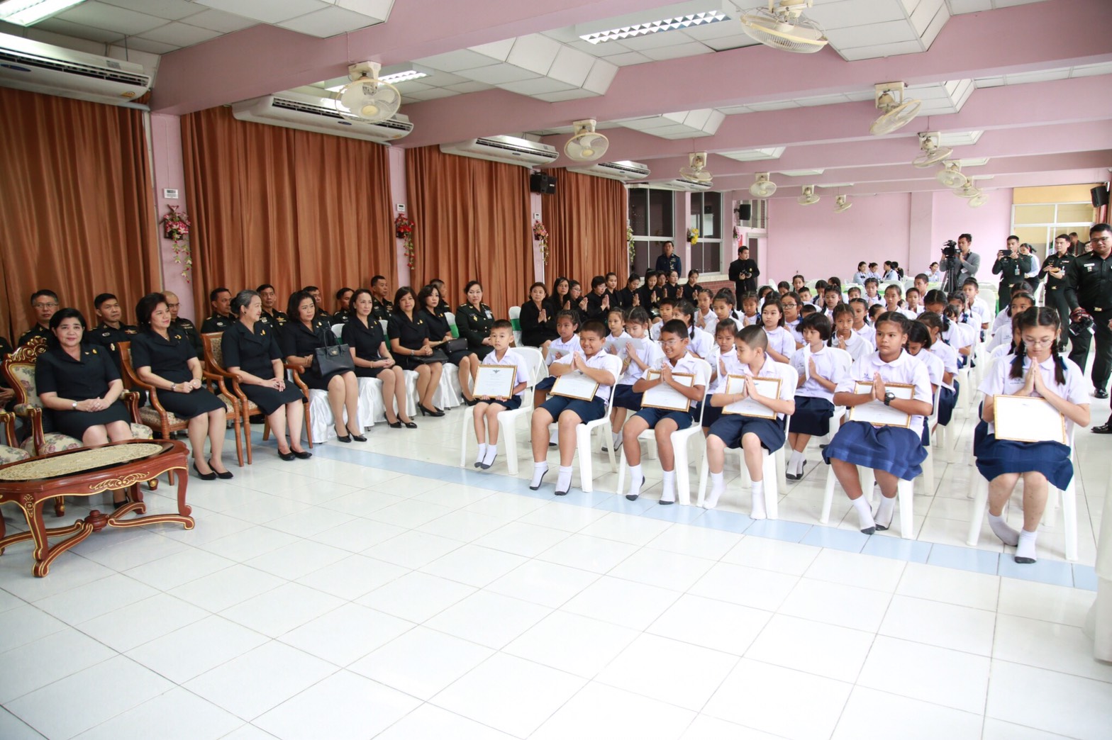099 เมื่อวันที่ 7 กันยายน 2560 นายกสมาคมภริยาฯ พร้อมด้วยคณะกรรมการฯ ร่วมพิธีมอบเกียรติบัตร และทุนการศึกษานักเรียน พร้อมกันนี้สมาคมภริยาฯ ได้มอบเงินสนับสนุนเพื่อจัดหาอุปกรณ์กีฬา จำนวน 30,000 บาท ให้แก่โรงเรียนกลาโหมอุทิศ ณ ห้องประชุมโรงเรียนกลาโหมอุทิศ จ.นนทบุรี