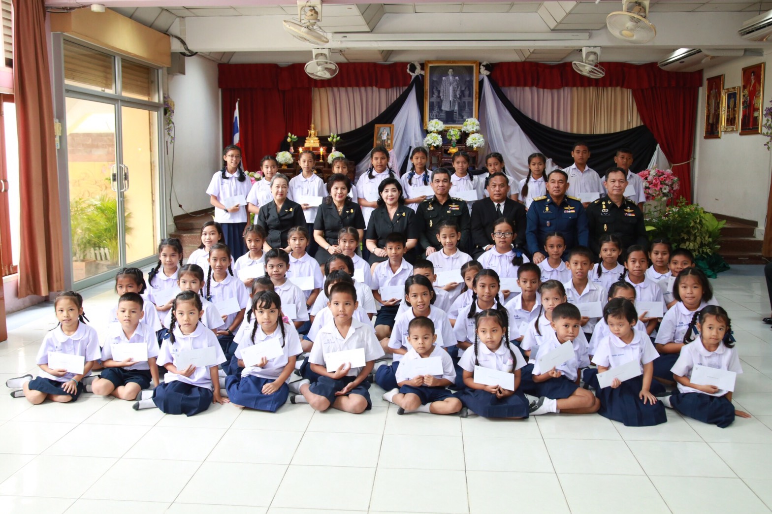 099 เมื่อวันที่ 7 กันยายน 2560 นายกสมาคมภริยาฯ พร้อมด้วยคณะกรรมการฯ ร่วมพิธีมอบเกียรติบัตร และทุนการศึกษานักเรียน พร้อมกันนี้สมาคมภริยาฯ ได้มอบเงินสนับสนุนเพื่อจัดหาอุปกรณ์กีฬา จำนวน 30,000 บาท ให้แก่โรงเรียนกลาโหมอุทิศ ณ ห้องประชุมโรงเรียนกลาโหมอุทิศ จ.นนทบุรี