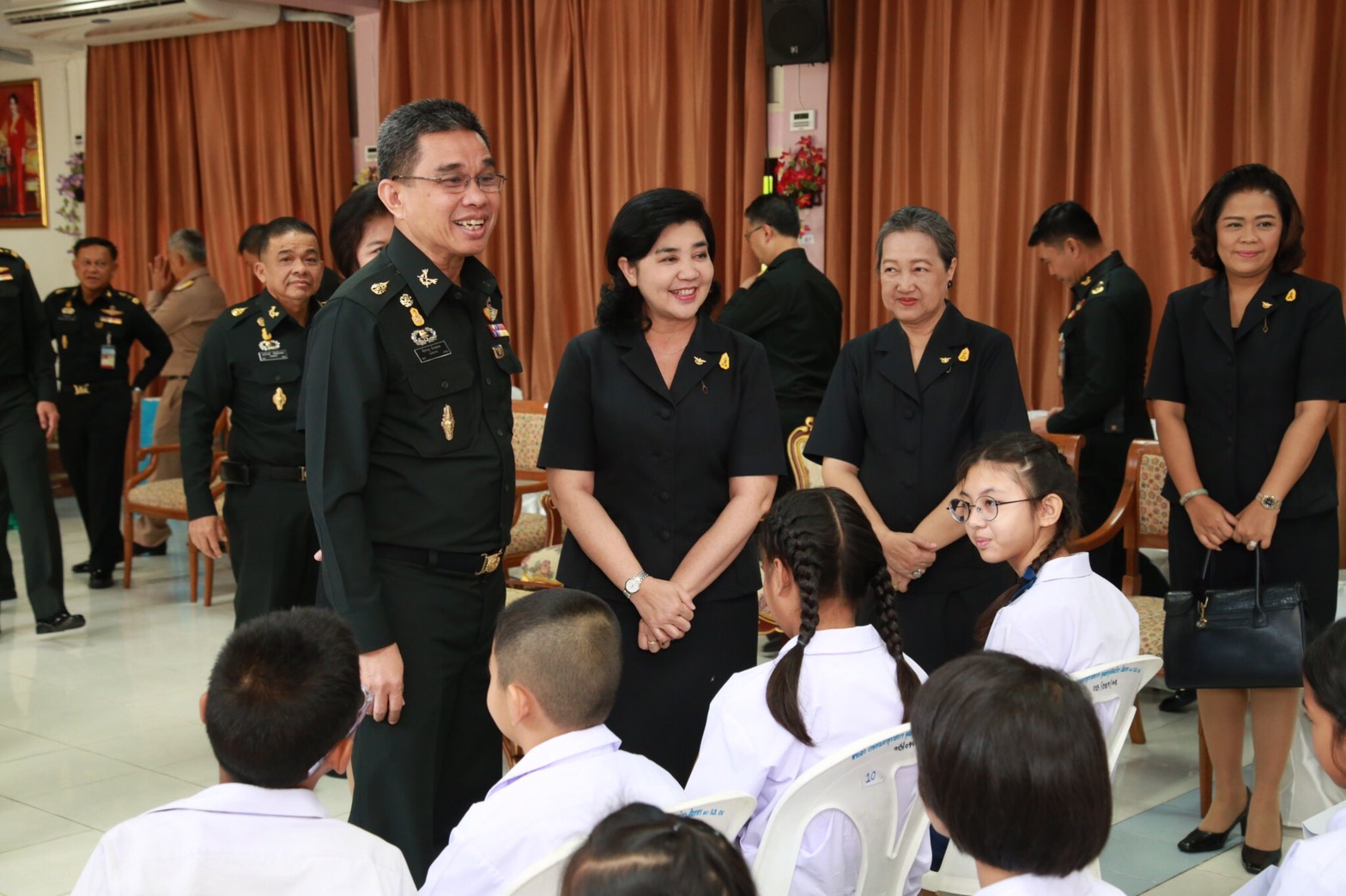 099 เมื่อวันที่ 7 กันยายน 2560 นายกสมาคมภริยาฯ พร้อมด้วยคณะกรรมการฯ ร่วมพิธีมอบเกียรติบัตร และทุนการศึกษานักเรียน พร้อมกันนี้สมาคมภริยาฯ ได้มอบเงินสนับสนุนเพื่อจัดหาอุปกรณ์กีฬา จำนวน 30,000 บาท ให้แก่โรงเรียนกลาโหมอุทิศ ณ ห้องประชุมโรงเรียนกลาโหมอุทิศ จ.นนทบุรี