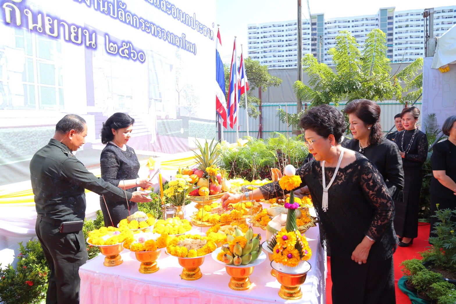 100 เมื่อวันที่ 14 กันยายน 2560 นายกสมาคมภริยาฯ พร้อมด้วยคณะกรรมการฯ ร่วมพิธียกเสาเอกอาคารสำนักงานส่วนพักอาศัยและอเนกประสงค์ (สมาคมภริยาฯ) ณ บริเวณอาคารที่พักอาศัยของสำนักงานปลัดกระทรวงกลาโหม (พื้นที่ศรีสมาน) จ.นนทบุรี