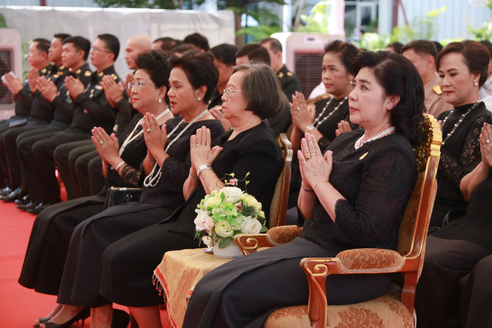 100 เมื่อวันที่ 14 กันยายน 2560 นายกสมาคมภริยาฯ พร้อมด้วยคณะกรรมการฯ ร่วมพิธียกเสาเอกอาคารสำนักงานส่วนพักอาศัยและอเนกประสงค์ (สมาคมภริยาฯ) ณ บริเวณอาคารที่พักอาศัยของสำนักงานปลัดกระทรวงกลาโหม (พื้นที่ศรีสมาน) จ.นนทบุรี