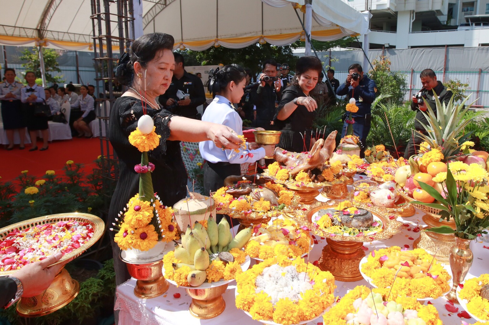 100 เมื่อวันที่ 14 กันยายน 2560 นายกสมาคมภริยาฯ พร้อมด้วยคณะกรรมการฯ ร่วมพิธียกเสาเอกอาคารสำนักงานส่วนพักอาศัยและอเนกประสงค์ (สมาคมภริยาฯ) ณ บริเวณอาคารที่พักอาศัยของสำนักงานปลัดกระทรวงกลาโหม (พื้นที่ศรีสมาน) จ.นนทบุรี