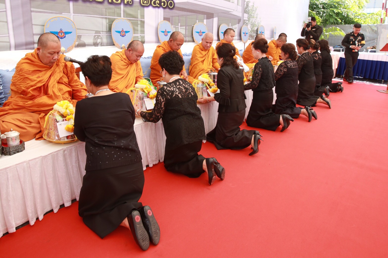 100 เมื่อวันที่ 14 กันยายน 2560 นายกสมาคมภริยาฯ พร้อมด้วยคณะกรรมการฯ ร่วมพิธียกเสาเอกอาคารสำนักงานส่วนพักอาศัยและอเนกประสงค์ (สมาคมภริยาฯ) ณ บริเวณอาคารที่พักอาศัยของสำนักงานปลัดกระทรวงกลาโหม (พื้นที่ศรีสมาน) จ.นนทบุรี