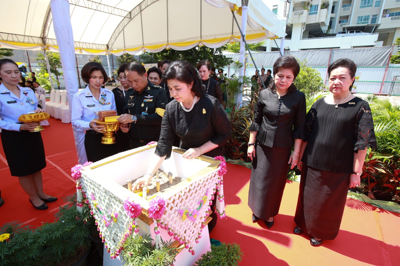 100 เมื่อวันที่ 14 กันยายน 2560 นายกสมาคมภริยาฯ พร้อมด้วยคณะกรรมการฯ ร่วมพิธียกเสาเอกอาคารสำนักงานส่วนพักอาศัยและอเนกประสงค์ (สมาคมภริยาฯ) ณ บริเวณอาคารที่พักอาศัยของสำนักงานปลัดกระทรวงกลาโหม (พื้นที่ศรีสมาน) จ.นนทบุรี