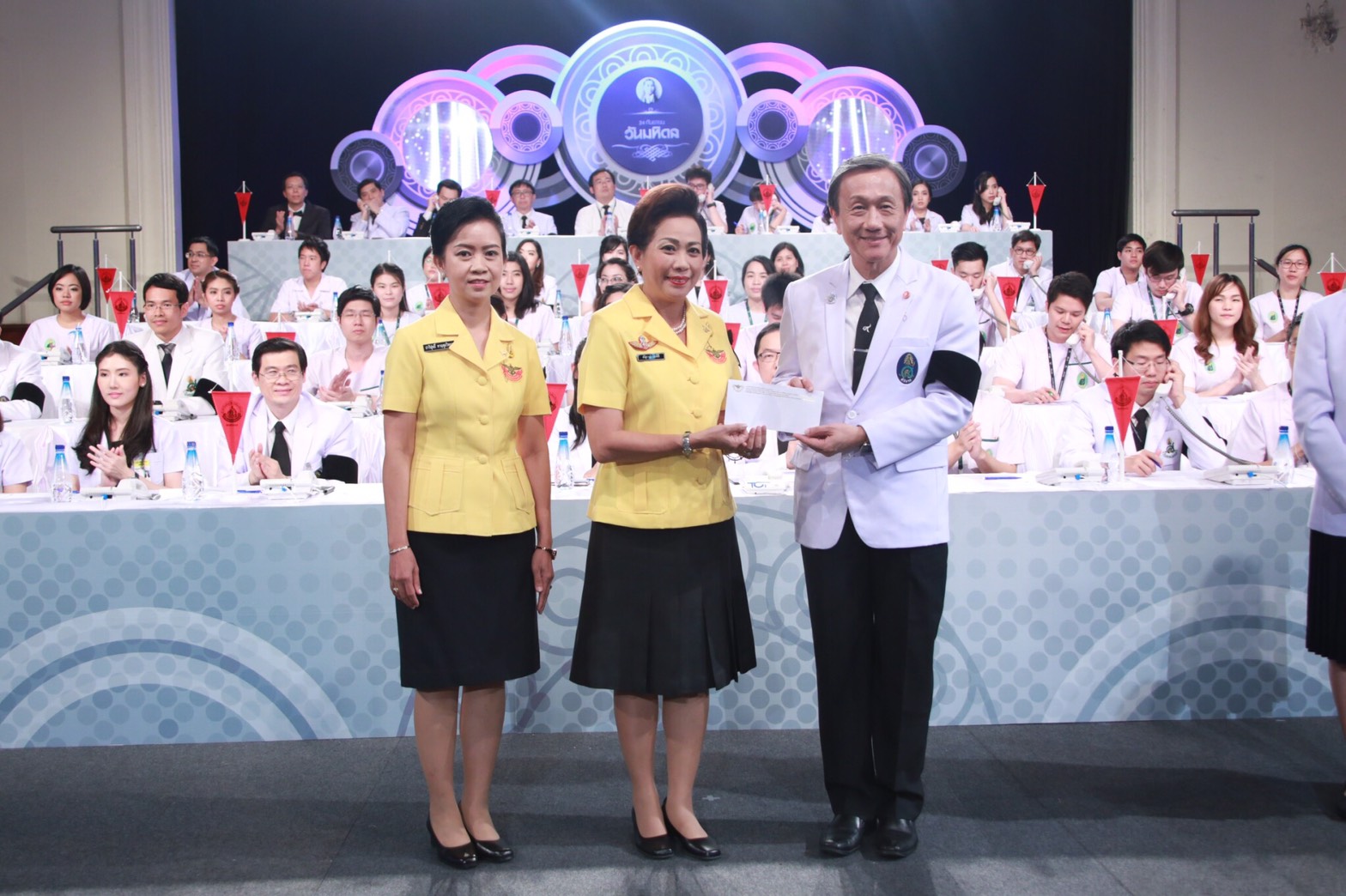 101 เมื่อวันที่ 16 กันยายน 2560 คุณศรีสุภางค์ พงษ์ศิริ เป็นผู้แทนนายกสมาคมภริยาฯ พร้อมด้วยกรรมการฯ ร่วมกิจกรรมจัดหารายได้ " วันมหิดล " ประจำปี 2560 ณ หอประชุมราชแพทยาลัย โรงพยาบาลศิริราช กรุงเทพฯ
