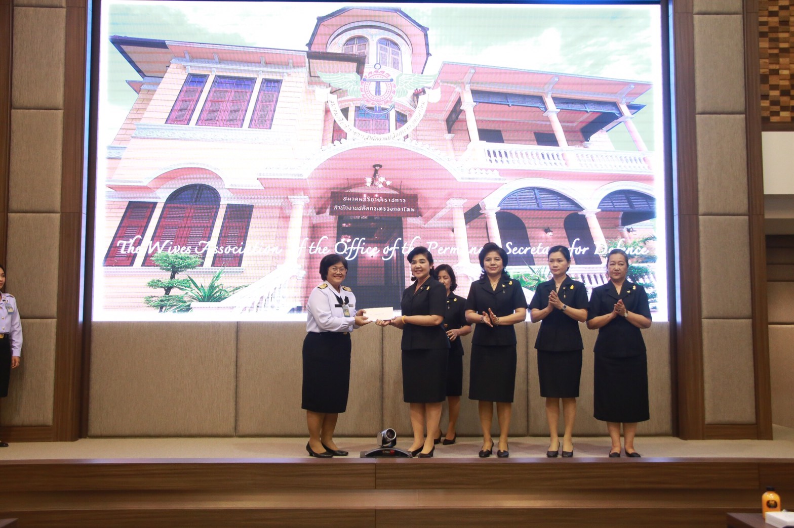 103 เมื่อวันที่ 27 กันยายน 2560 นายกสมาคมภริยาฯ เป็นประธานการประชุมคณะกรรมการสมาคมภริยาฯ ครั้งที่ 4/2560 ณ ห้องประชุม ชั้น 6 อาคารสำนักงานปลัดกระทรวงกลาโหม (พื้นที่ศรีสมาน)