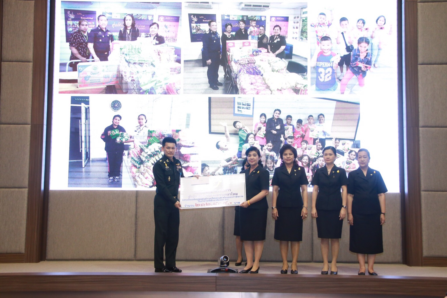 103 เมื่อวันที่ 27 กันยายน 2560 นายกสมาคมภริยาฯ เป็นประธานการประชุมคณะกรรมการสมาคมภริยาฯ ครั้งที่ 4/2560 ณ ห้องประชุม ชั้น 6 อาคารสำนักงานปลัดกระทรวงกลาโหม (พื้นที่ศรีสมาน)