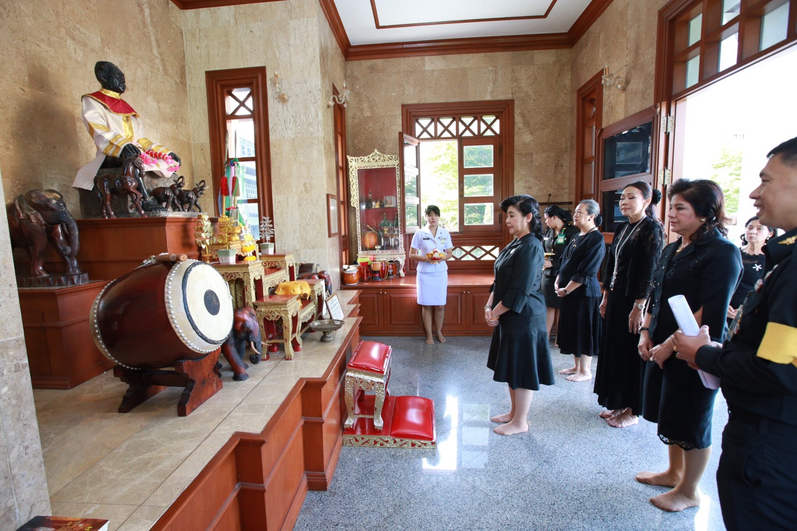 104 เมื่อวันที่ 28 กันยายน 2560 เวลา 08.30 น. นายกสมาคมภริยาฯ พร้อมด้วยอุปนายกสมาคมฯ และคณะกรรมการสมาคม สักการะสิ่งศักดิ์สิทธิ์ ในศาลาว่าการกลาโหม และศาลหลักเมือง หลังจากนั้น เวลา 10.49 น. เข้าสักการะสิ่งศักดิ์สิทธิ์ ณ ที่ทำการสมาคมภริยาข้าราชการ สำนักงานปลัดกระทรวงกลาโหม (ตึกโดม) กรมการพลังงานทหาร ศูนย์การอุตสาหกรรมป้องกันประเทศและพลังงานทหาร เขตราชเทวี กรุงเทพฯ