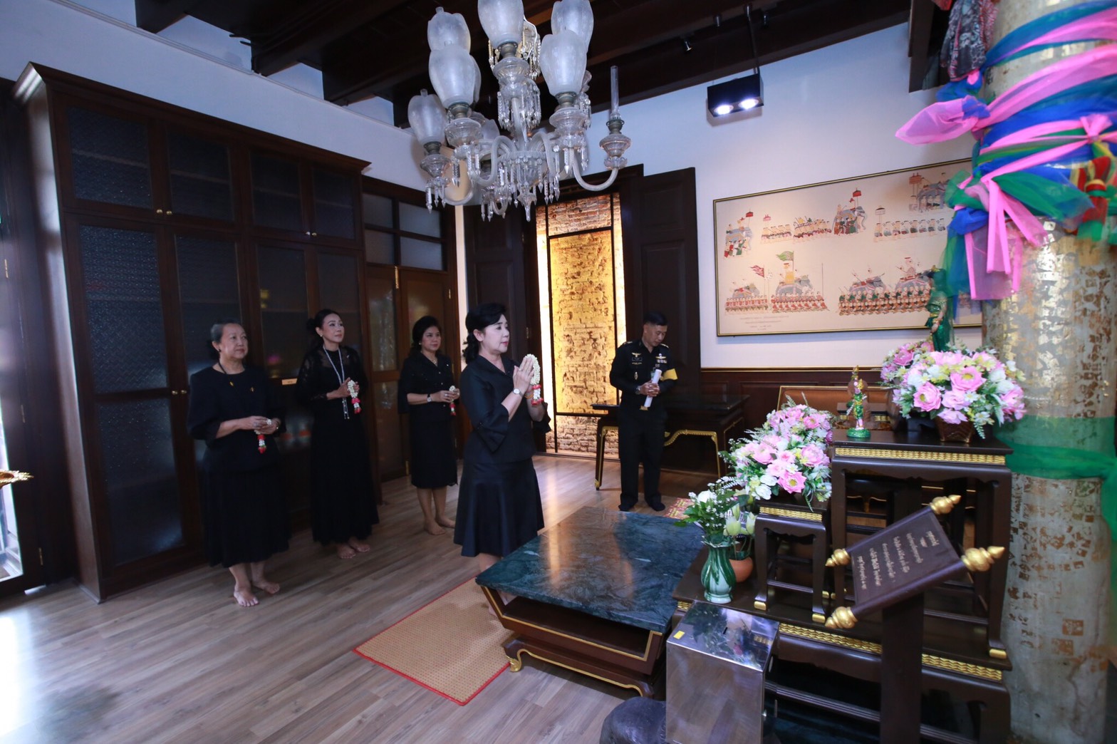 104 เมื่อวันที่ 28 กันยายน 2560 เวลา 08.30 น. นายกสมาคมภริยาฯ พร้อมด้วยอุปนายกสมาคมฯ และคณะกรรมการสมาคม สักการะสิ่งศักดิ์สิทธิ์ ในศาลาว่าการกลาโหม และศาลหลักเมือง หลังจากนั้น เวลา 10.49 น. เข้าสักการะสิ่งศักดิ์สิทธิ์ ณ ที่ทำการสมาคมภริยาข้าราชการ สำนักงานปลัดกระทรวงกลาโหม (ตึกโดม) กรมการพลังงานทหาร ศูนย์การอุตสาหกรรมป้องกันประเทศและพลังงานทหาร เขตราชเทวี กรุงเทพฯ