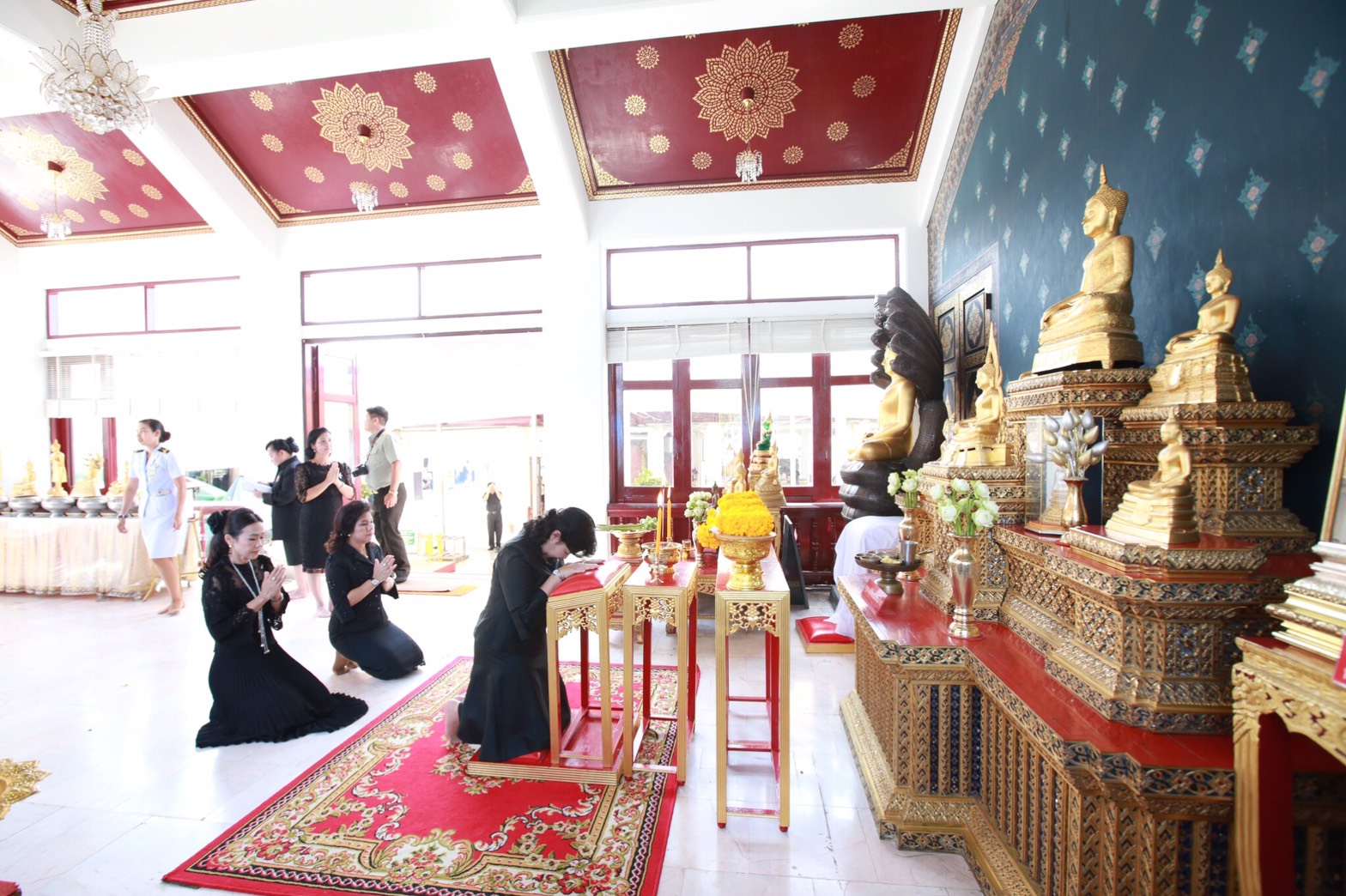 104 เมื่อวันที่ 28 กันยายน 2560 เวลา 08.30 น. นายกสมาคมภริยาฯ พร้อมด้วยอุปนายกสมาคมฯ และคณะกรรมการสมาคม สักการะสิ่งศักดิ์สิทธิ์ ในศาลาว่าการกลาโหม และศาลหลักเมือง หลังจากนั้น เวลา 10.49 น. เข้าสักการะสิ่งศักดิ์สิทธิ์ ณ ที่ทำการสมาคมภริยาข้าราชการ สำนักงานปลัดกระทรวงกลาโหม (ตึกโดม) กรมการพลังงานทหาร ศูนย์การอุตสาหกรรมป้องกันประเทศและพลังงานทหาร เขตราชเทวี กรุงเทพฯ