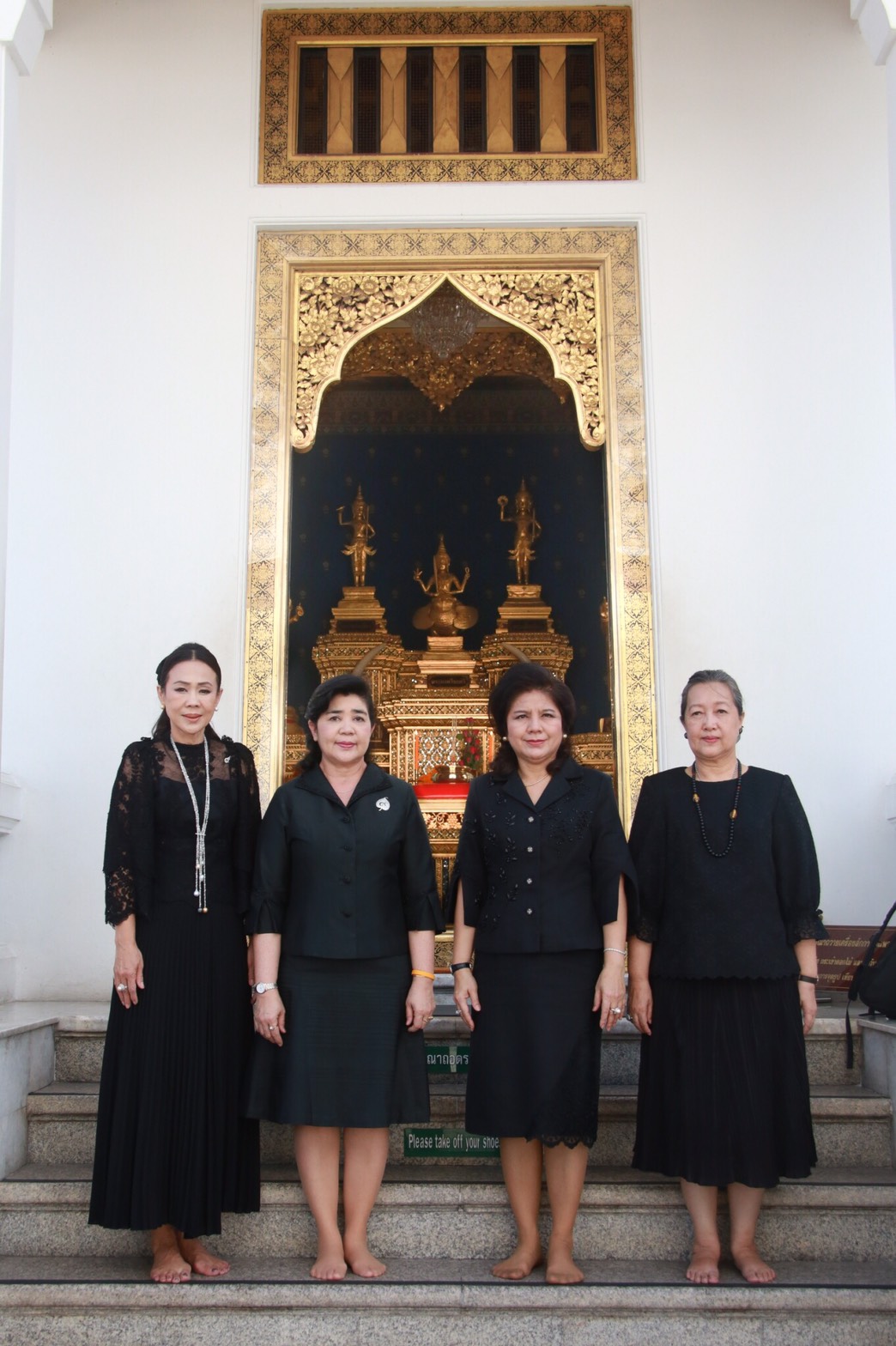 104 เมื่อวันที่ 28 กันยายน 2560 เวลา 08.30 น. นายกสมาคมภริยาฯ พร้อมด้วยอุปนายกสมาคมฯ และคณะกรรมการสมาคม สักการะสิ่งศักดิ์สิทธิ์ ในศาลาว่าการกลาโหม และศาลหลักเมือง หลังจากนั้น เวลา 10.49 น. เข้าสักการะสิ่งศักดิ์สิทธิ์ ณ ที่ทำการสมาคมภริยาข้าราชการ สำนักงานปลัดกระทรวงกลาโหม (ตึกโดม) กรมการพลังงานทหาร ศูนย์การอุตสาหกรรมป้องกันประเทศและพลังงานทหาร เขตราชเทวี กรุงเทพฯ