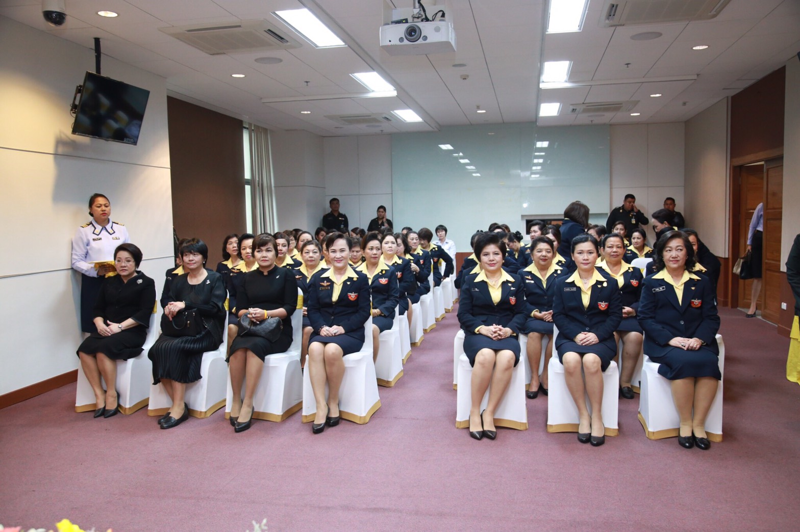 105 เมื่อวันที่ 29 กันยายน 2560 สมาคมภริยาฯ จัดพิธีรับ-ส่งหน้าที่ นายกสมาคมภริยาฯ ระหว่าง คุณวิภาพร ช้างมงคล นายกสมาคมภริยาฯ (ท่านที่ 20) และ คุณนริศรา ทิพยจันทร์ นายกสมาคมภริยาฯ (ท่านที่ 21) โดยมี อุปนายกสมาคมภริยาฯ ( ท่านเดิมและท่านใหม่) พร้อมด้วยคณะกรรมการฯ เข้าร่วมพิธี ณ ห้องไชยปราการ ชั้น 3 อาคาร 3 กรมการพลังงานทหาร ศูนย์การอุตสาหกรรมป้องกันประเทศและพลังงานทหาร เขตราชเทวี กรุงเทพฯ