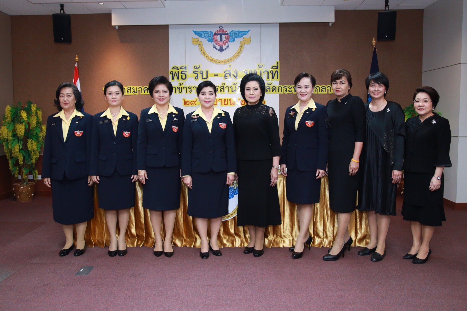 105 เมื่อวันที่ 29 กันยายน 2560 สมาคมภริยาฯ จัดพิธีรับ-ส่งหน้าที่ นายกสมาคมภริยาฯ ระหว่าง คุณวิภาพร ช้างมงคล นายกสมาคมภริยาฯ (ท่านที่ 20) และ คุณนริศรา ทิพยจันทร์ นายกสมาคมภริยาฯ (ท่านที่ 21) โดยมี อุปนายกสมาคมภริยาฯ ( ท่านเดิมและท่านใหม่) พร้อมด้วยคณะกรรมการฯ เข้าร่วมพิธี ณ ห้องไชยปราการ ชั้น 3 อาคาร 3 กรมการพลังงานทหาร ศูนย์การอุตสาหกรรมป้องกันประเทศและพลังงานทหาร เขตราชเทวี กรุงเทพฯ
