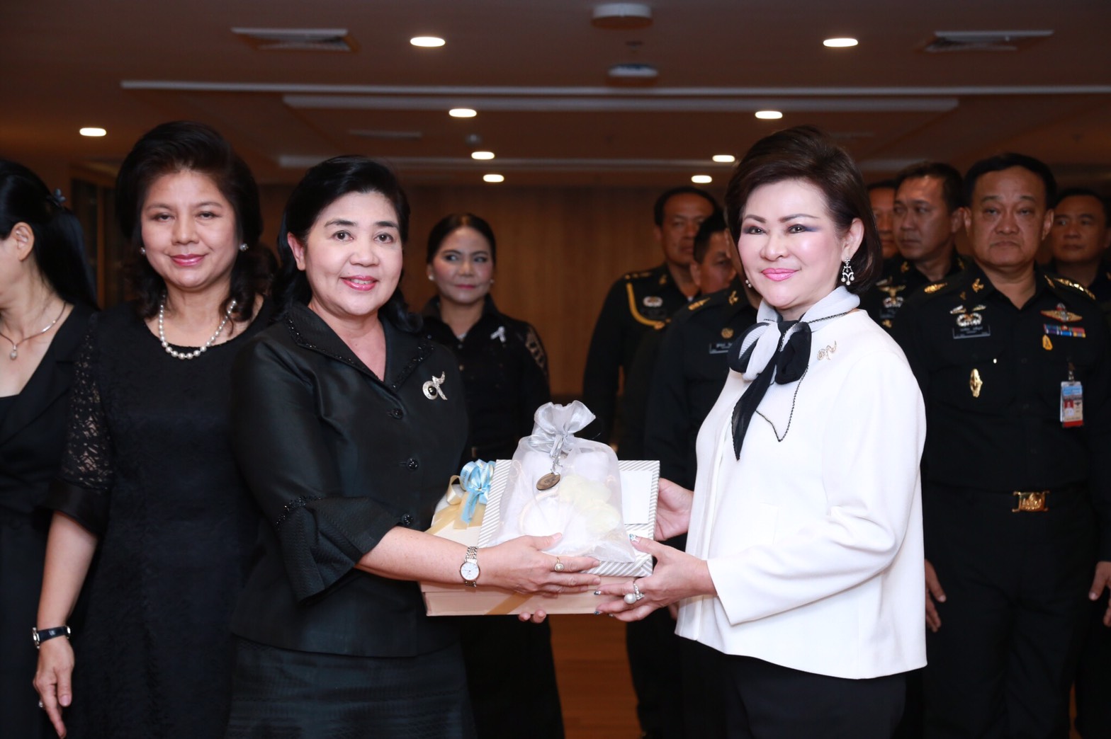 028 เมื่อวันที่ 11 มกราคม 2560 นายกสมาคมภริยาฯ พร้อมด้วยคณะกรรมการสมาคมฯ เข้าอำนวยพรและขอรับพรเนื่องในโอกาสวันขึ้นปีใหม่ จาก คุณผ่องพรรณ จันทร์โอชา อดีตนายกสมาคมภริยาข้าราชการสำนักงานปลัดกระทรวงกลาโหม
