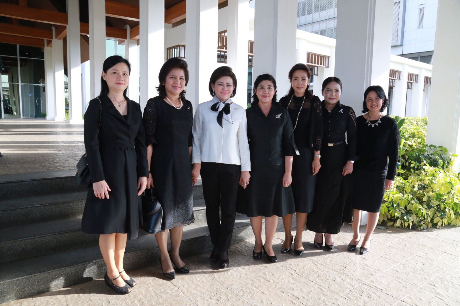 028 เมื่อวันที่ 11 มกราคม 2560 นายกสมาคมภริยาฯ พร้อมด้วยคณะกรรมการสมาคมฯ เข้าอำนวยพรและขอรับพรเนื่องในโอกาสวันขึ้นปีใหม่ จาก คุณผ่องพรรณ จันทร์โอชา อดีตนายกสมาคมภริยาข้าราชการสำนักงานปลัดกระทรวงกลาโหม