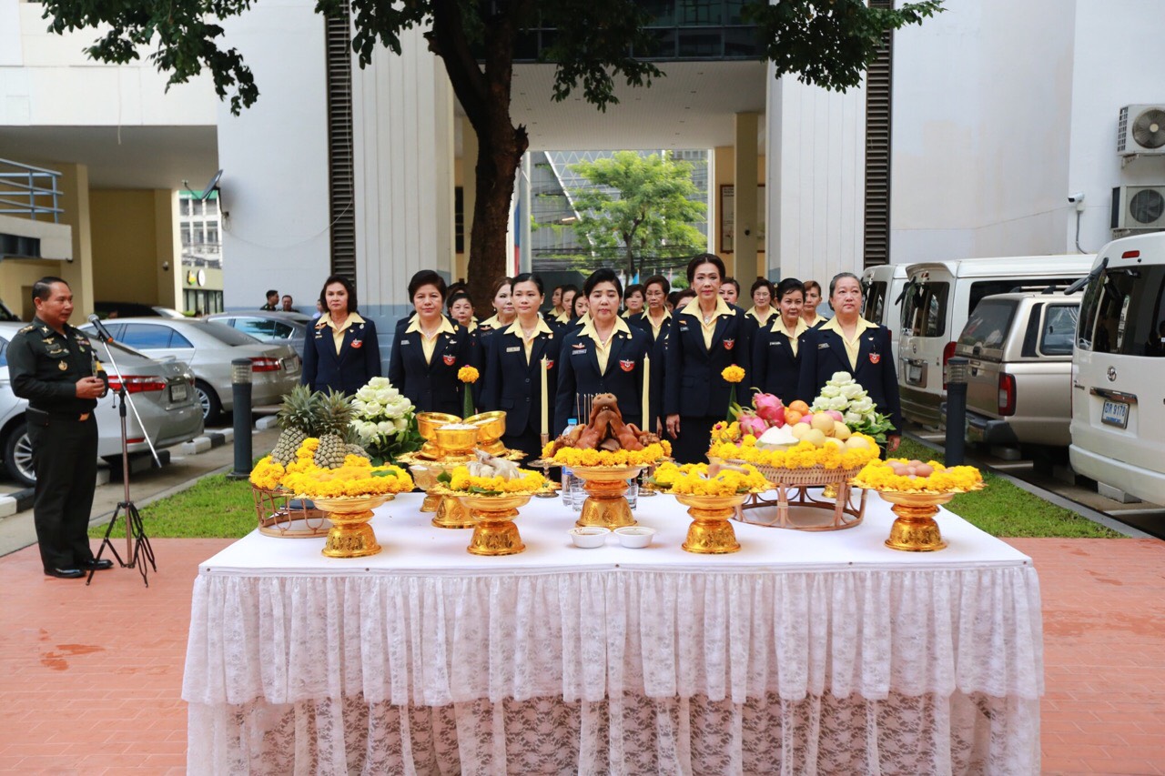 002 เมื่อ 5 ตุลาคม 2559 นายกสมาคมภริยาฯ นำคณะกรรมการสมาคมภริยาฯ สักการะสิ่งศักดิ์สิทธิ์เนื่องในโ...