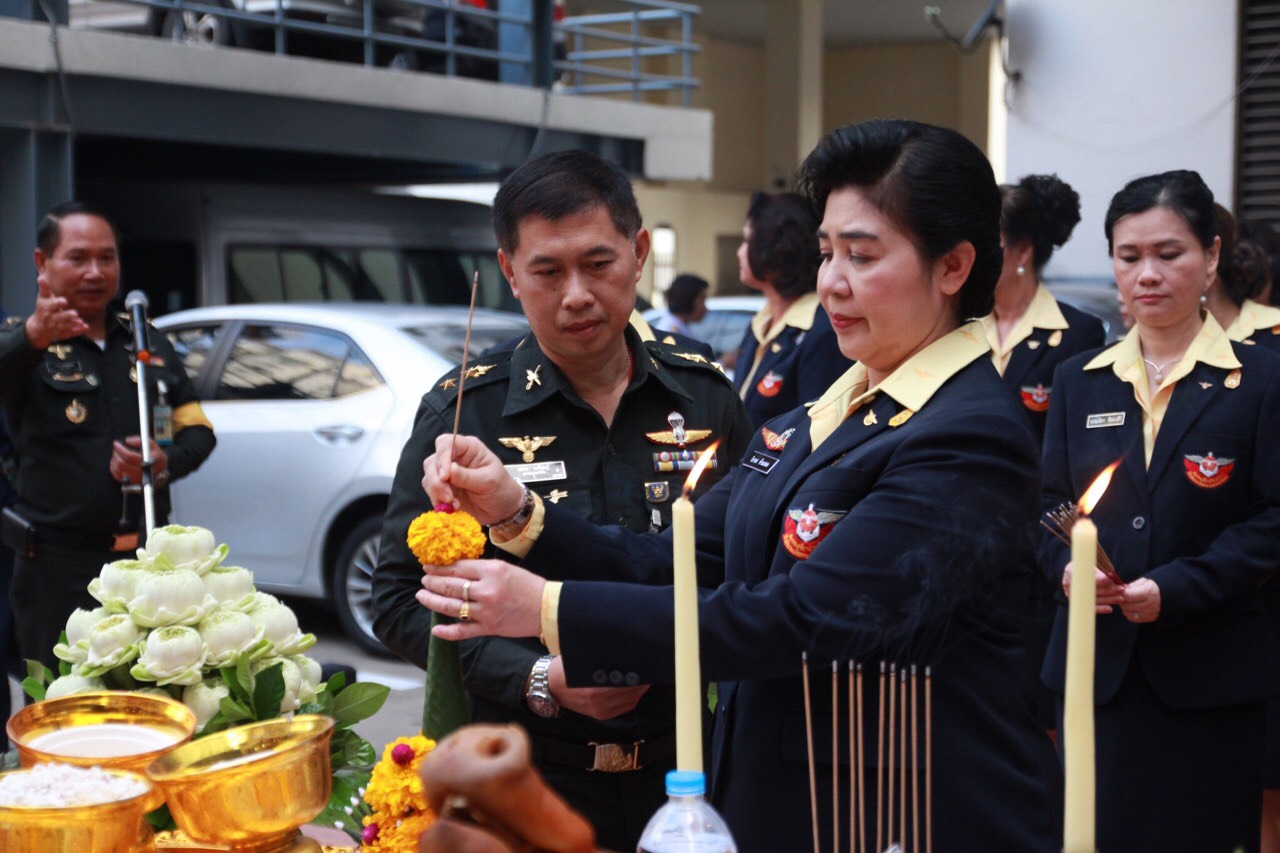002 เมื่อ 5 ตุลาคม 2559 นายกสมาคมภริยาฯ นำคณะกรรมการสมาคมภริยาฯ สักการะสิ่งศักดิ์สิทธิ์เนื่องในโอกาสเข้ารับตำแหน่งใหม่