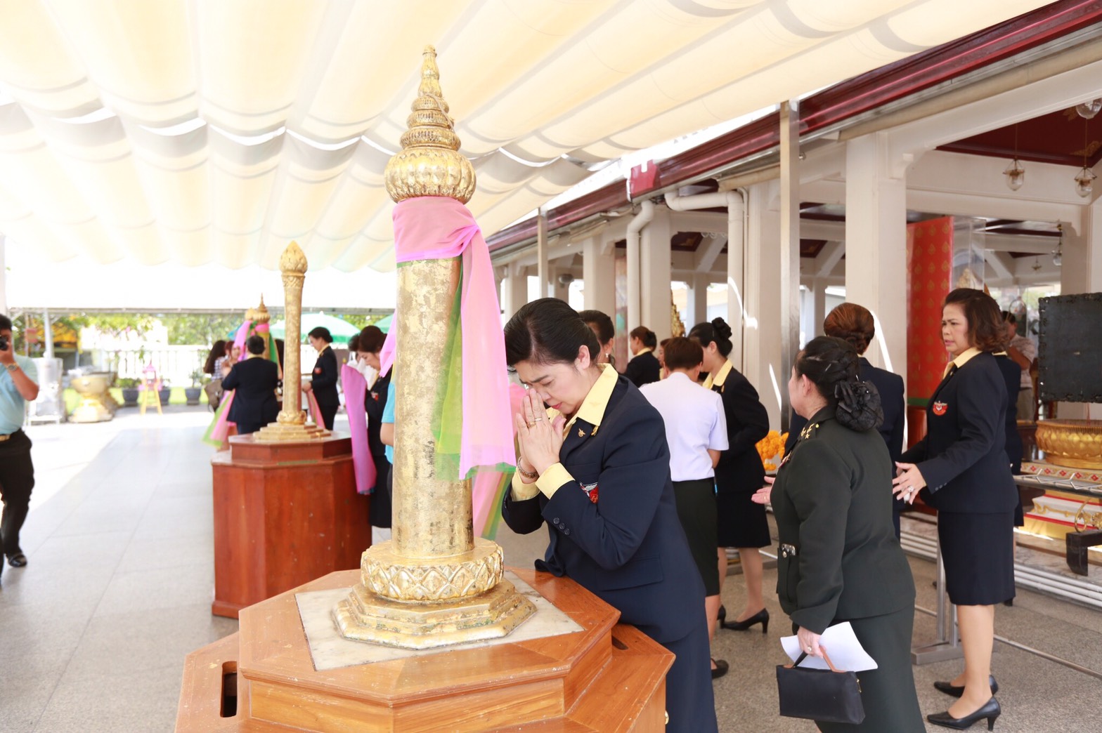 002 เมื่อ 5 ตุลาคม 2559 นายกสมาคมภริยาฯ นำคณะกรรมการสมาคมภริยาฯ สักการะสิ่งศักดิ์สิทธิ์เนื่องในโอกาสเข้ารับตำแหน่งใหม่