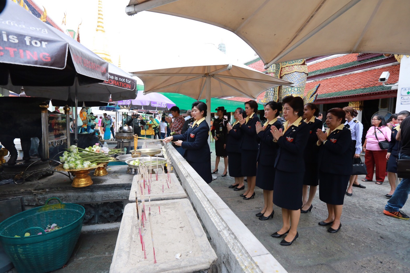 002 เมื่อ 5 ตุลาคม 2559 นายกสมาคมภริยาฯ นำคณะกรรมการสมาคมภริยาฯ สักการะสิ่งศักดิ์สิทธิ์เนื่องในโอกาสเข้ารับตำแหน่งใหม่