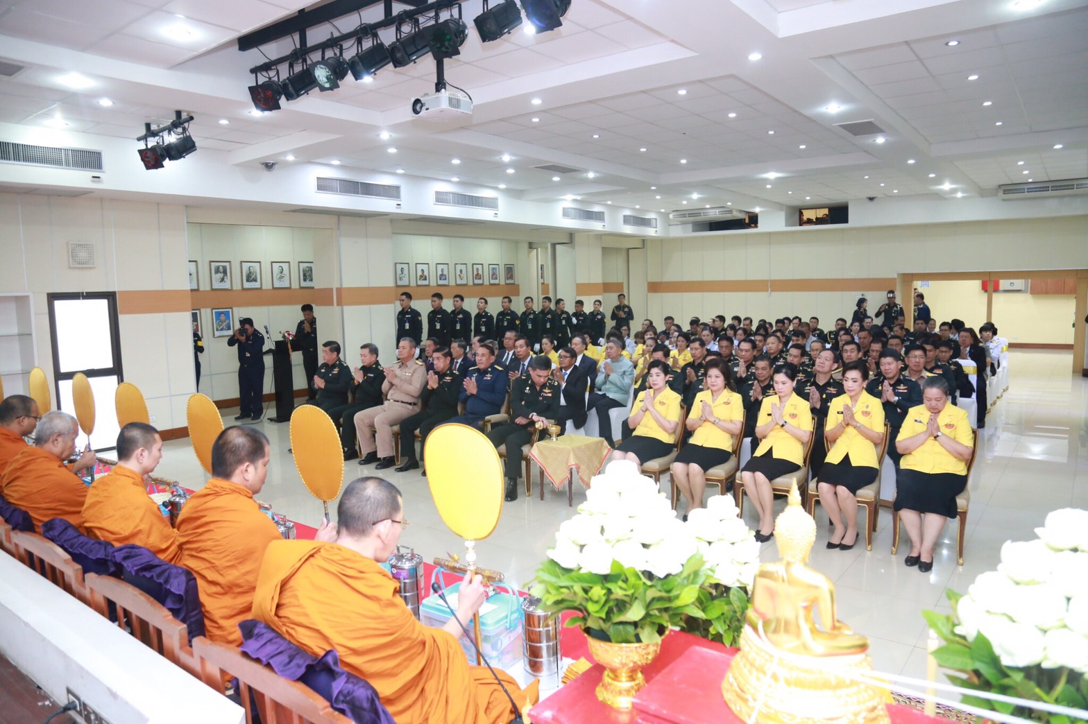 004 เมื่อ 7 ตุลาคม 2559 นายกสมาคมภริยาฯ พร้อมคณะกรรมการสมาคมฯ ร่วมงานวันคล้ายวันสถาปนา กรมการพลังงานทหาร