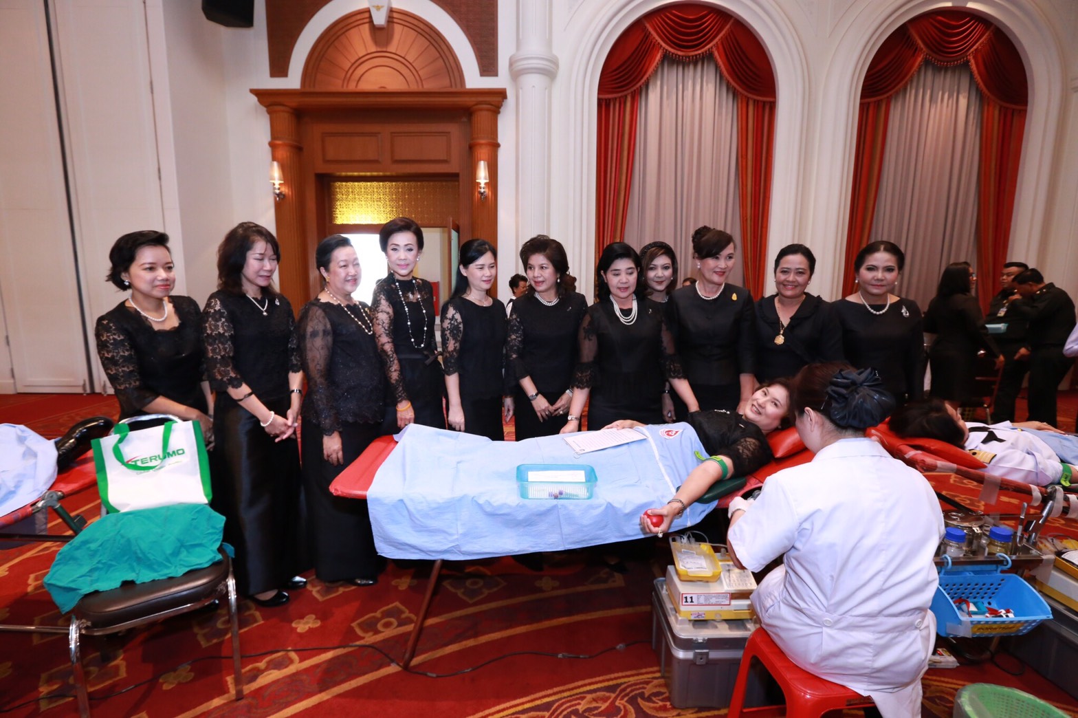 010 เมื่อ 9 พฤศจิกายน 2559 นายกสมาคมภริยาฯ พร้อมด้วยคณะกรรมการ ได้ร่วมบวงสรวง สักการะสิ่งศักดิ์สิทธิ์ เนื่องในวันคล้ายวันสถาปนาสมาคมภริยาข้าราชการสำนักงานปลัดกระทรวงกลาโหม ครบรอบ 26 ปี ณ สำนักงานสมาคมฯ และในวันเดียวกันได้จัดกิจกรรมบริจาคโลหิตเพื่อถวายเป็นพระราชกุศล พระบาทสมเด็จพระเจ้าอยู่หัวปรมินทรมหาภูมิพลอดุลยเดช ณ ห้องพินิตประชานาถ ศาลาว่าการกลาโหม