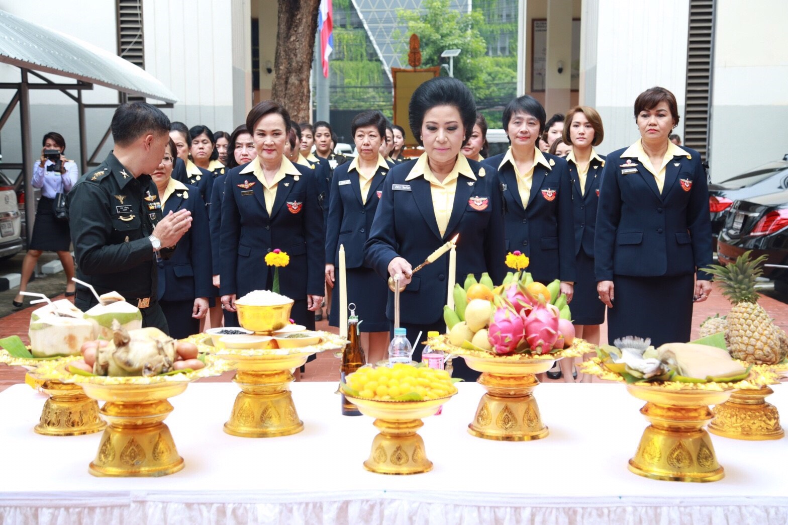 ๐๐๒ เมื่อวันที่ ๓ ตุลาคม ๒๕๖๐ นายกสมาคมภริยาฯ นำอุปนายกสมาคมภริยาฯและคณะกรรมการฯ บวงสรวงสักก...