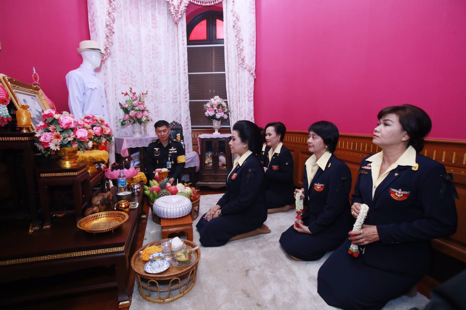 ๐๐๒ เมื่อวันที่ ๓ ตุลาคม ๒๕๖๐ นายกสมาคมภริยาฯ นำอุปนายกสมาคมภริยาฯและคณะกรรมการฯ บวงสรวงสักการะสิ่งศักดิ์สิทธิ์ ณ ที่ทำการสมาคมฯ (ตึกโดม) ศาลหลักเมือง และศาลาว่าการกลาโหม เนื่องในโอกาสเข้ารับตำแหน่งใหม่