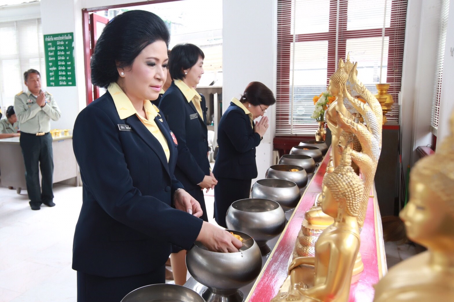 ๐๐๒ เมื่อวันที่ ๓ ตุลาคม ๒๕๖๐ นายกสมาคมภริยาฯ นำอุปนายกสมาคมภริยาฯและคณะกรรมการฯ บวงสรวงสักการะสิ่งศักดิ์สิทธิ์ ณ ที่ทำการสมาคมฯ (ตึกโดม) ศาลหลักเมือง และศาลาว่าการกลาโหม เนื่องในโอกาสเข้ารับตำแหน่งใหม่
