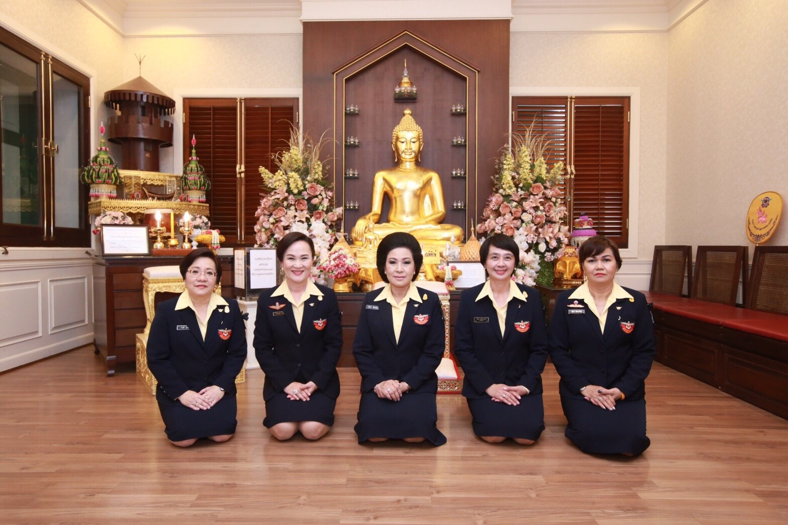๐๐๒ เมื่อวันที่ ๓ ตุลาคม ๒๕๖๐ นายกสมาคมภริยาฯ นำอุปนายกสมาคมภริยาฯและคณะกรรมการฯ บวงสรวงสักการะสิ่งศักดิ์สิทธิ์ ณ ที่ทำการสมาคมฯ (ตึกโดม) ศาลหลักเมือง และศาลาว่าการกลาโหม เนื่องในโอกาสเข้ารับตำแหน่งใหม่