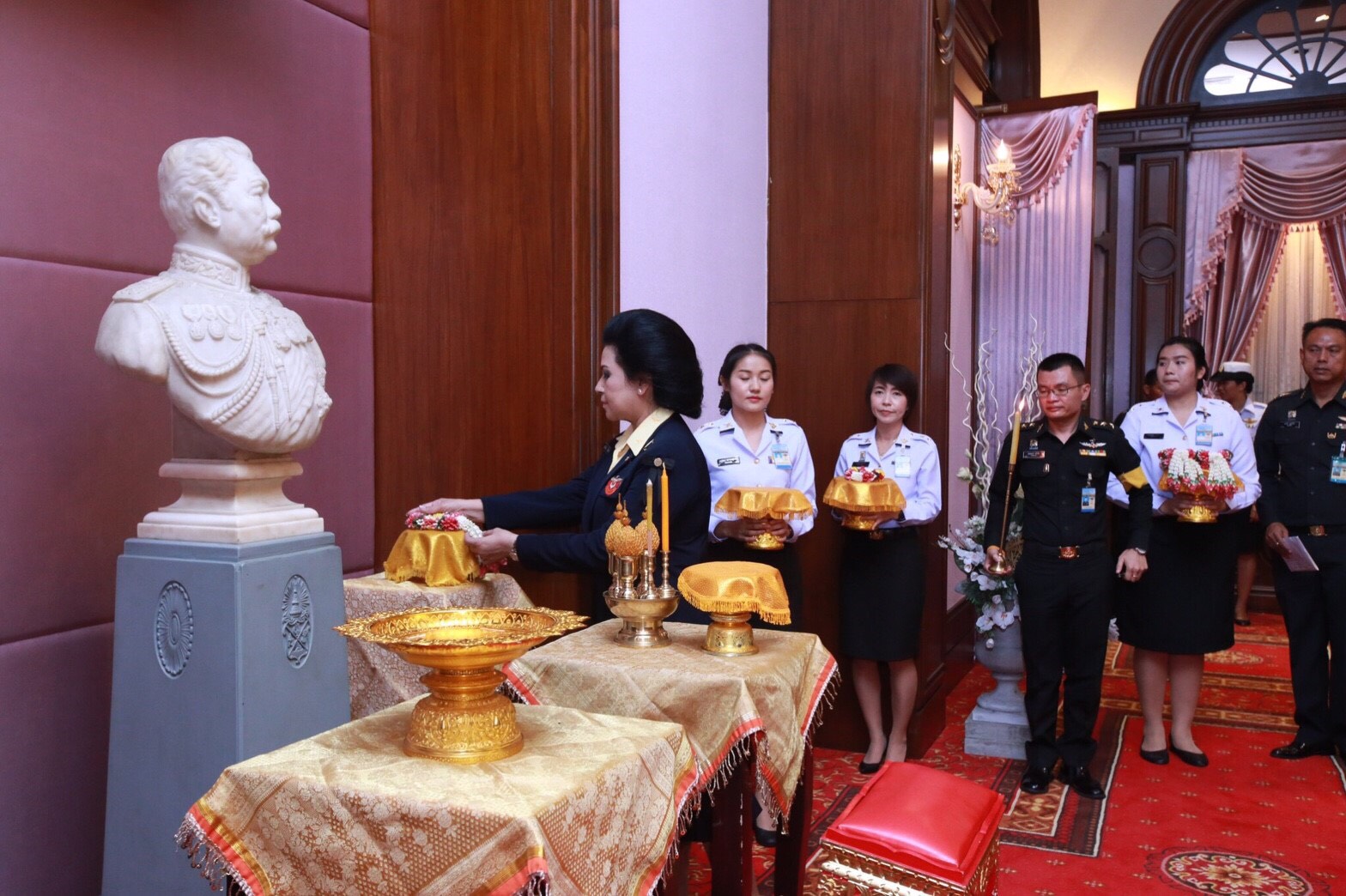 ๐๐๒ เมื่อวันที่ ๓ ตุลาคม ๒๕๖๐ นายกสมาคมภริยาฯ นำอุปนายกสมาคมภริยาฯและคณะกรรมการฯ บวงสรวงสักการะสิ่งศักดิ์สิทธิ์ ณ ที่ทำการสมาคมฯ (ตึกโดม) ศาลหลักเมือง และศาลาว่าการกลาโหม เนื่องในโอกาสเข้ารับตำแหน่งใหม่