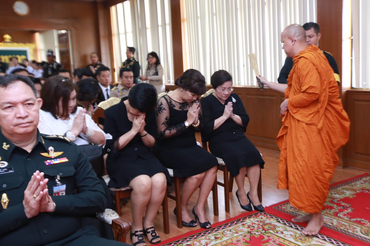 ๐๐๓ เมื่อวันที่ ๙ ตุลาคม ๒๕๖๐ คุณจารุณี ทุ่งทอง อุปนายกสมาคมภริยาฯ เป็นผู้แทนนายกสมาคมภริยาฯ พร้อมด้วยคณะกรรมการฯ ร่วมงานวันคล้ายวันสถาปนา กรมการอุตสาหกรรมทหาร ศูนย์การอุตสาหกรรมป้องกันประเทศและพลังงานทหาร ครบรอบปีที่ ๖๔ ณ ห้องประชุมชั้น ๔ อาคารกองบัญชาการ กรมการอุตสาหกรรมทหาร ฯ เกียกกาย กรุงเทพฯ