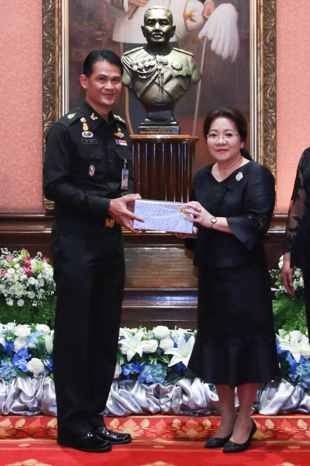 ๐๐๕ เมื่อวันที่ ๑๒ ตุลาคม ๒๕๖๐ นายกสมาคมภริยาฯ พร้อมด้วยคณะกรรมการฯ ร่วมงานวันคล้ายวันสถาปนาสำนักงบประมาณกลาโหม ครบรอบ ๓๓ ปี ณ ห้องสุรศักดิ์มนตรี ภายในศาลาว่าการกลาโหม
