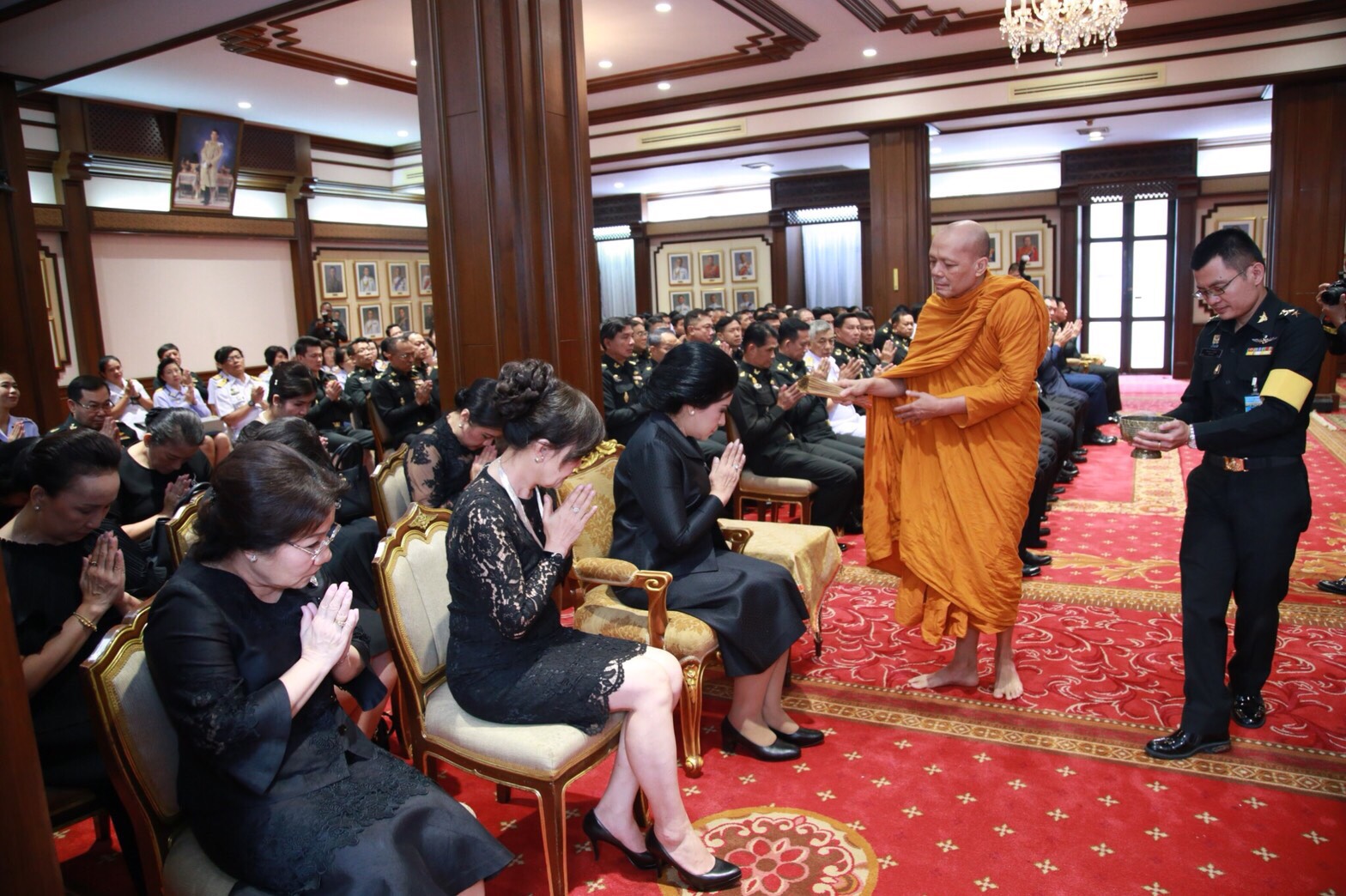 ๐๐๕ เมื่อวันที่ ๑๒ ตุลาคม ๒๕๖๐ นายกสมาคมภริยาฯ พร้อมด้วยคณะกรรมการฯ ร่วมงานวันคล้ายวันสถาปนาสำนักงบประมาณกลาโหม ครบรอบ ๓๓ ปี ณ ห้องสุรศักดิ์มนตรี ภายในศาลาว่าการกลาโหม