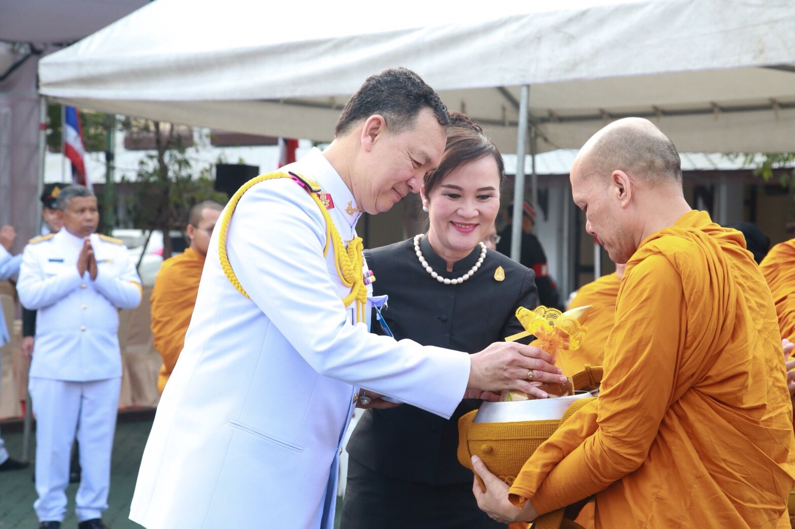 ๐๐๖ เมื่อวันที่ ๑๓ ตุลาคม ๒๕๖๐ คุณวิไลวรรณ นาเงิน อุปนายกสมาคมภริยาฯ เป็นผู้แทนนายกสมาคมภริยาฯ พร้อมด้วยคณะกรรมการฯ ร่วมพิธีทำบุญตักบาตรถวายเป็นพระราชกุศล ครบรอบ ๑ ปี วันสวรรคต พระบาทสมเด็จพระปรมินทรมหาภูมิพลอดุลยเดช บรมนาถบพิตร ณ ลานอเนกประสงค์ ในศาลาว่าการกลาโหม