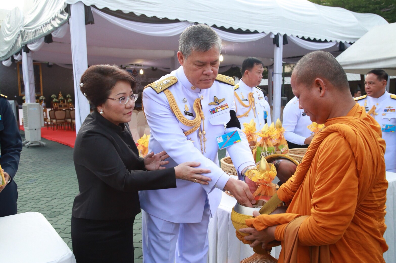 ๐๐๖ เมื่อวันที่ ๑๓ ตุลาคม ๒๕๖๐ คุณวิไลวรรณ นาเงิน อุปนายกสมาคมภริยาฯ เป็นผู้แทนนายกสมาคมภริยาฯ พร้อมด้วยคณะกรรมการฯ ร่วมพิธีทำบุญตักบาตรถวายเป็นพระราชกุศล ครบรอบ ๑ ปี วันสวรรคต พระบาทสมเด็จพระปรมินทรมหาภูมิพลอดุลยเดช บรมนาถบพิตร ณ ลานอเนกประสงค์ ในศาลาว่าการกลาโหม