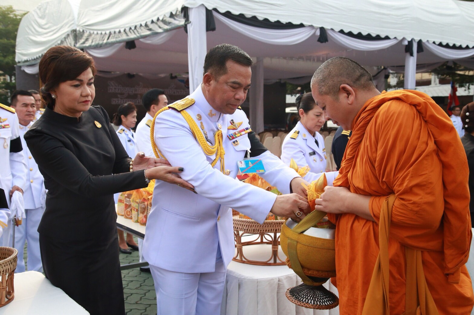 ๐๐๖ เมื่อวันที่ ๑๓ ตุลาคม ๒๕๖๐ คุณวิไลวรรณ นาเงิน อุปนายกสมาคมภริยาฯ เป็นผู้แทนนายกสมาคมภริยาฯ พร้อมด้วยคณะกรรมการฯ ร่วมพิธีทำบุญตักบาตรถวายเป็นพระราชกุศล ครบรอบ ๑ ปี วันสวรรคต พระบาทสมเด็จพระปรมินทรมหาภูมิพลอดุลยเดช บรมนาถบพิตร ณ ลานอเนกประสงค์ ในศาลาว่าการกลาโหม
