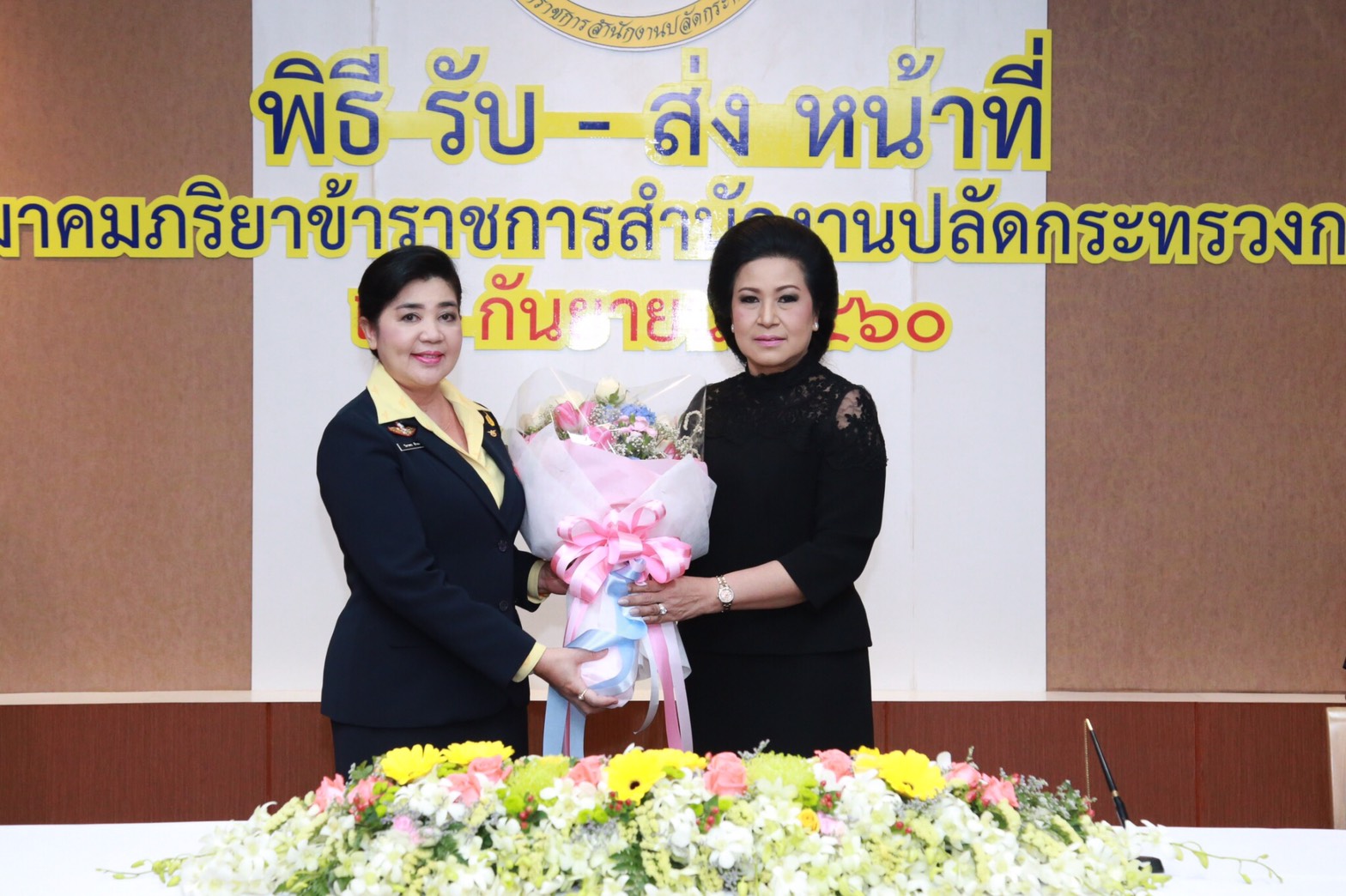 ๐๐๑ เมื่อวันที่ ๒๙ กันยายน ๒๕๖๐ สมาคมภริยาฯ จัดพิธีรับ-ส่งหน้าที่ นายกสมาคมภริยาฯ ระหว่าง คุณวิภาพร