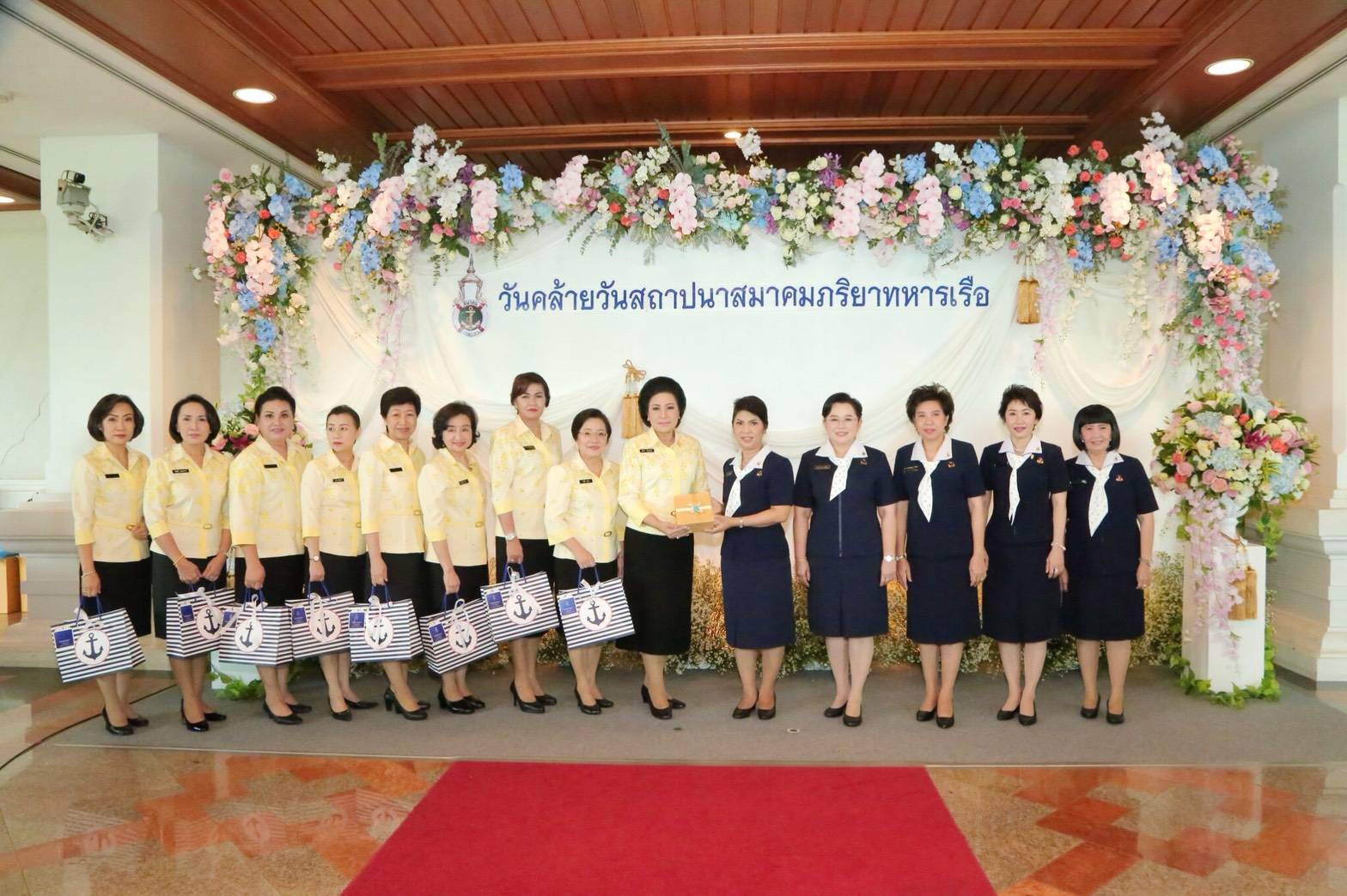 ๐๖๗ เมื่อวันที่ ๑๘ พฤษภาคม ๒๕๖๑ นายกสมาคมภริยาฯ พร้อมด้วยคณะกรรมการสมาคมฯ ร่วมงานวันคล้ายวันสถาปนา สมาคมภริยาทหารเรือ ครบรอบ ๔๓ ปี ณ ห้องเจ้าพระยา หอประชุมกองทัพเรือ ถนนอรุณอัมรินทร์ เขตบางกอกใหญ่ กรุงเทพฯ