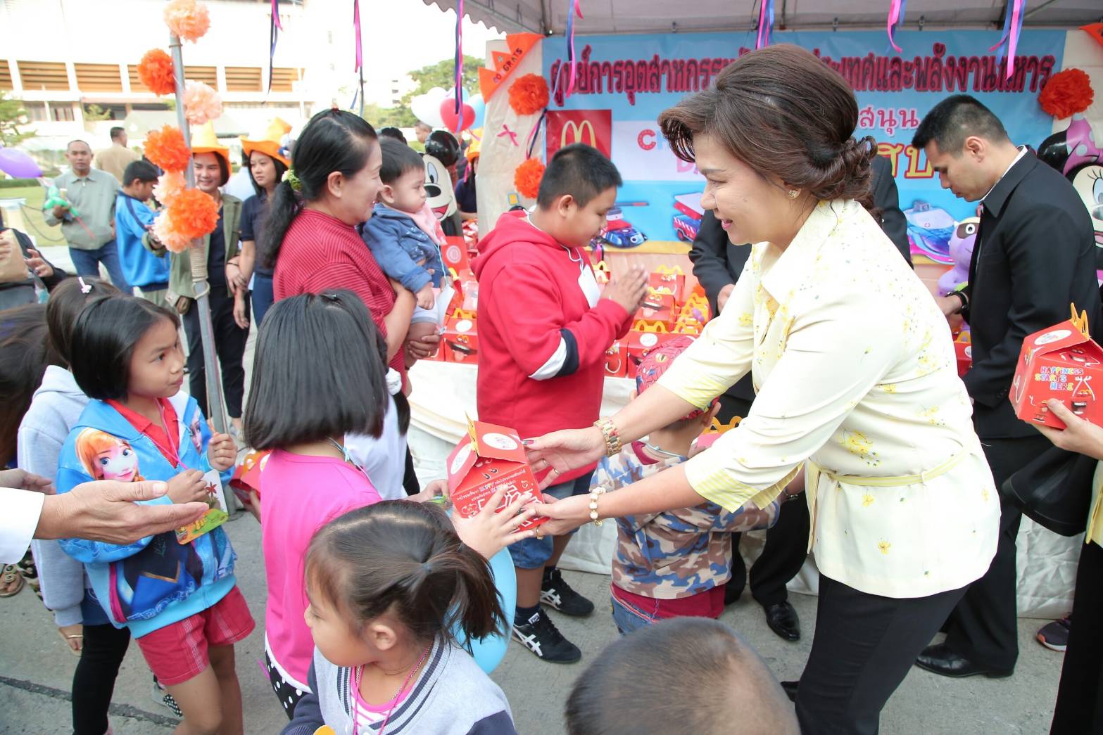 ๐๓๘ เมื่อวันที่ ๑๓ มกราคม ๒๕๖๑ คุณจารุณี ทุ่งทอง อุปนายกสมาคมภริยาฯ เป็นผู้แทนนายกสมาคมฯ พร้อมด้วยคณะกรรมการสมาคมฯ ร่วมงานวันเด็กแห่งชาติ ประจำปี ๒๕๖๑ โดยมี พล.อ.เทพพงศ์ ทิพยจันทร์ ปลัดกระทรวงกลาโหม เป็นประธาน ณ บริเวณบ้านพักอาศัย (อาคารสัญญาบัตร) พื้นที่ถนนศรีสมาน