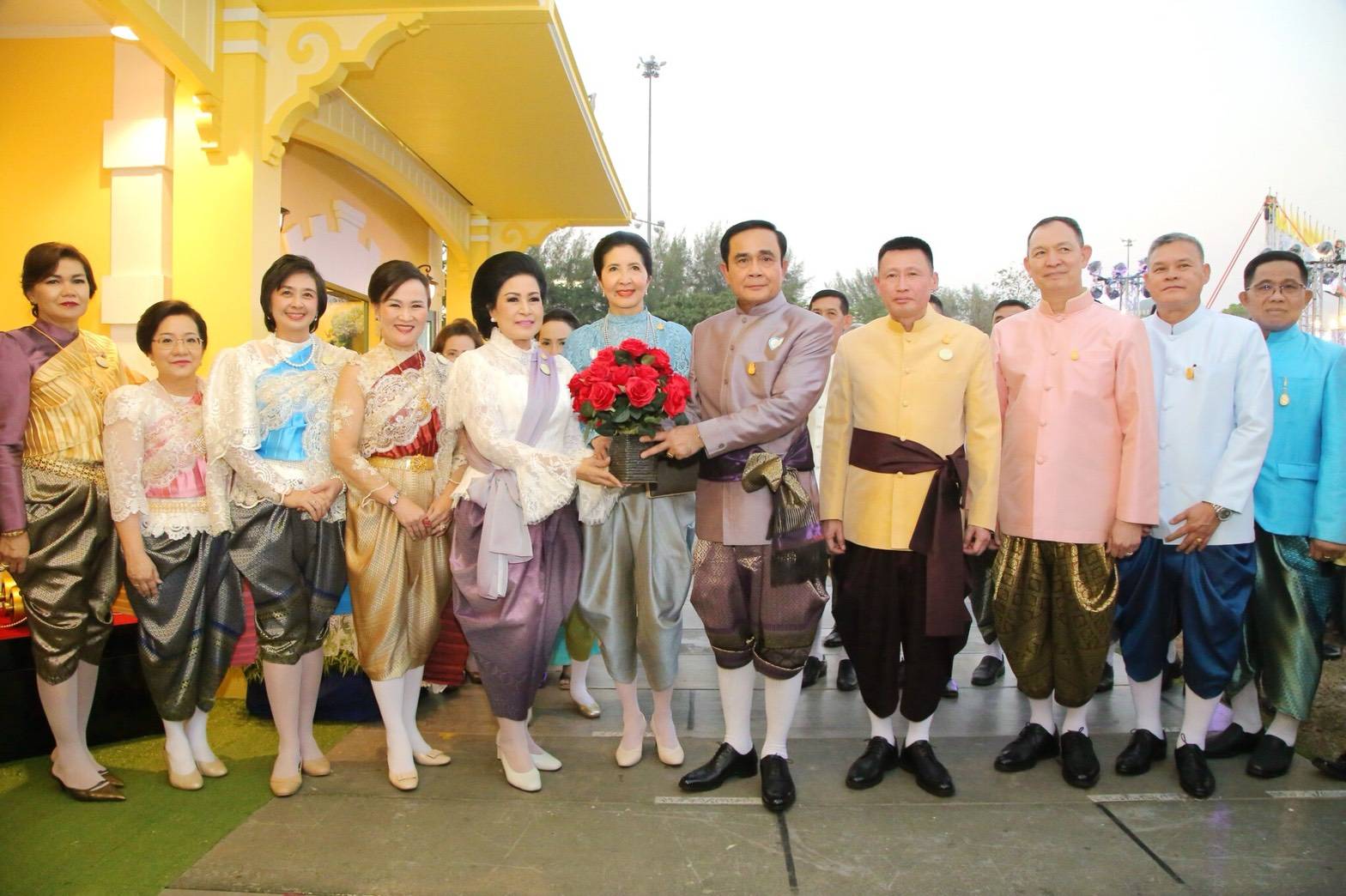 ๐๕๐ เมื่อวันที่ ๑๔ กุมภาพันธ์ ๒๕๖๑ พลเอกประยุทธ์ จันทร์โอชา นายกรัฐมนตรีพร้อมด้วยภริยา และคณะรัฐมนตรี เยี่ยมชมร้านค้าของสมาคมภริยาฯ ภายในงาน"อุ่นไอรัก-คลายความหนาว" โดยมี พลเอกเทพพงศ์ ทิพยจันทร์ ปลัดกระทรวงกลาโหม และคุณนริศรา ทิพยจันทร์ นายกสมาคมภริยาฯ พร้อมด้วยคณะกรรมการสมาคมฯ ให้การต้อนรับ
